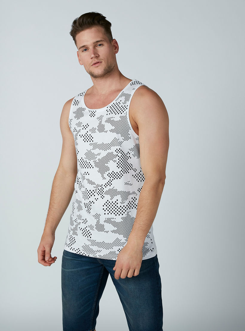 تيشيرت دون أكمام بياقة عميقة وطبعات-men-clothing-tshirtsandpolos-tshirts-image-3