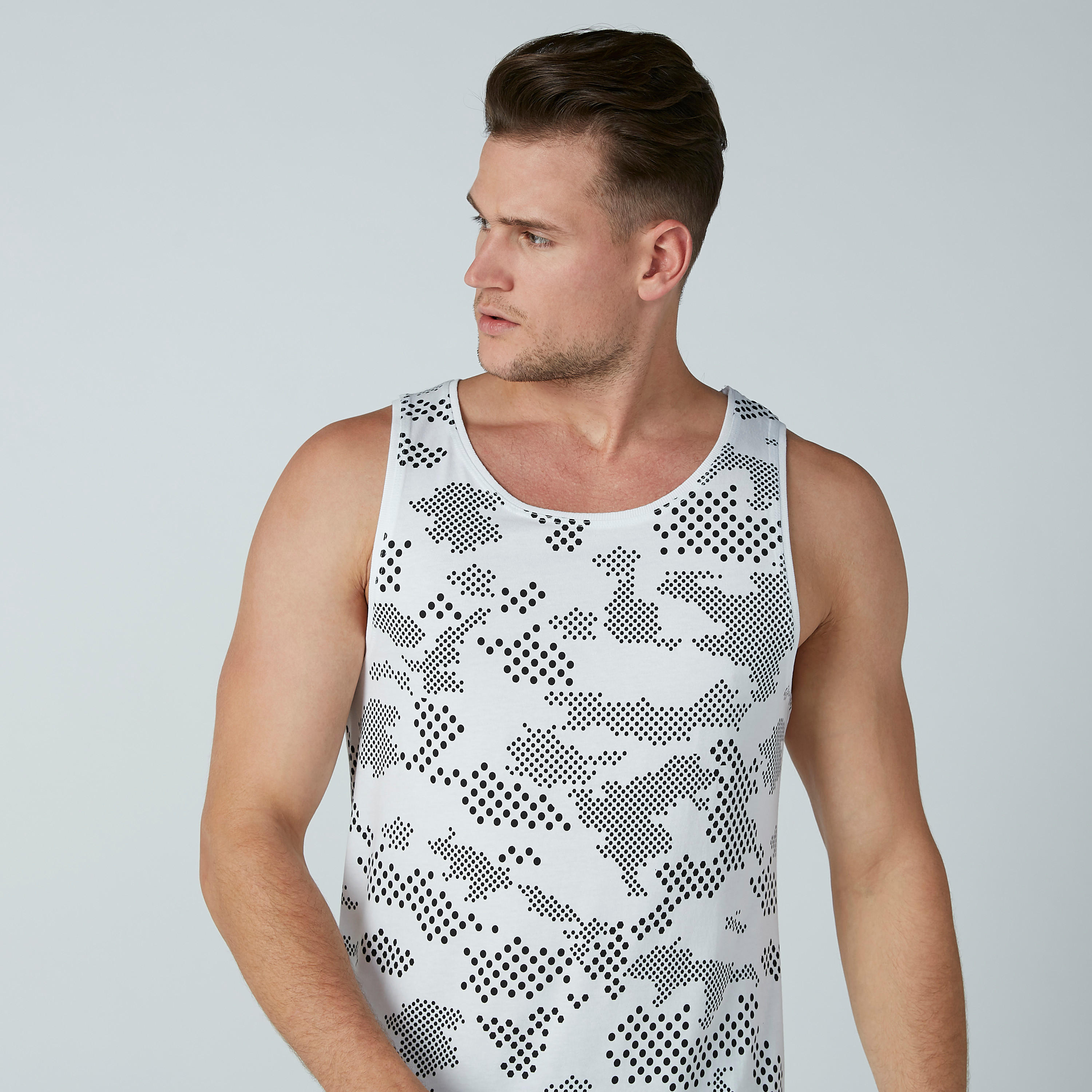 تيشيرت دون أكمام بياقة عميقة وطبعات-men-clothing-tshirtsandpolos-tshirts-image-2