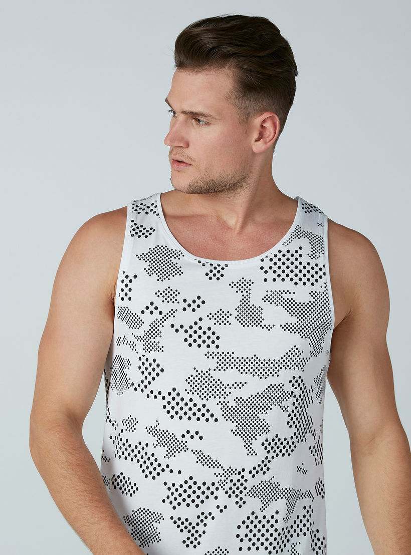 تيشيرت دون أكمام بياقة عميقة وطبعات-men-clothing-tshirtsandpolos-tshirts-image-2