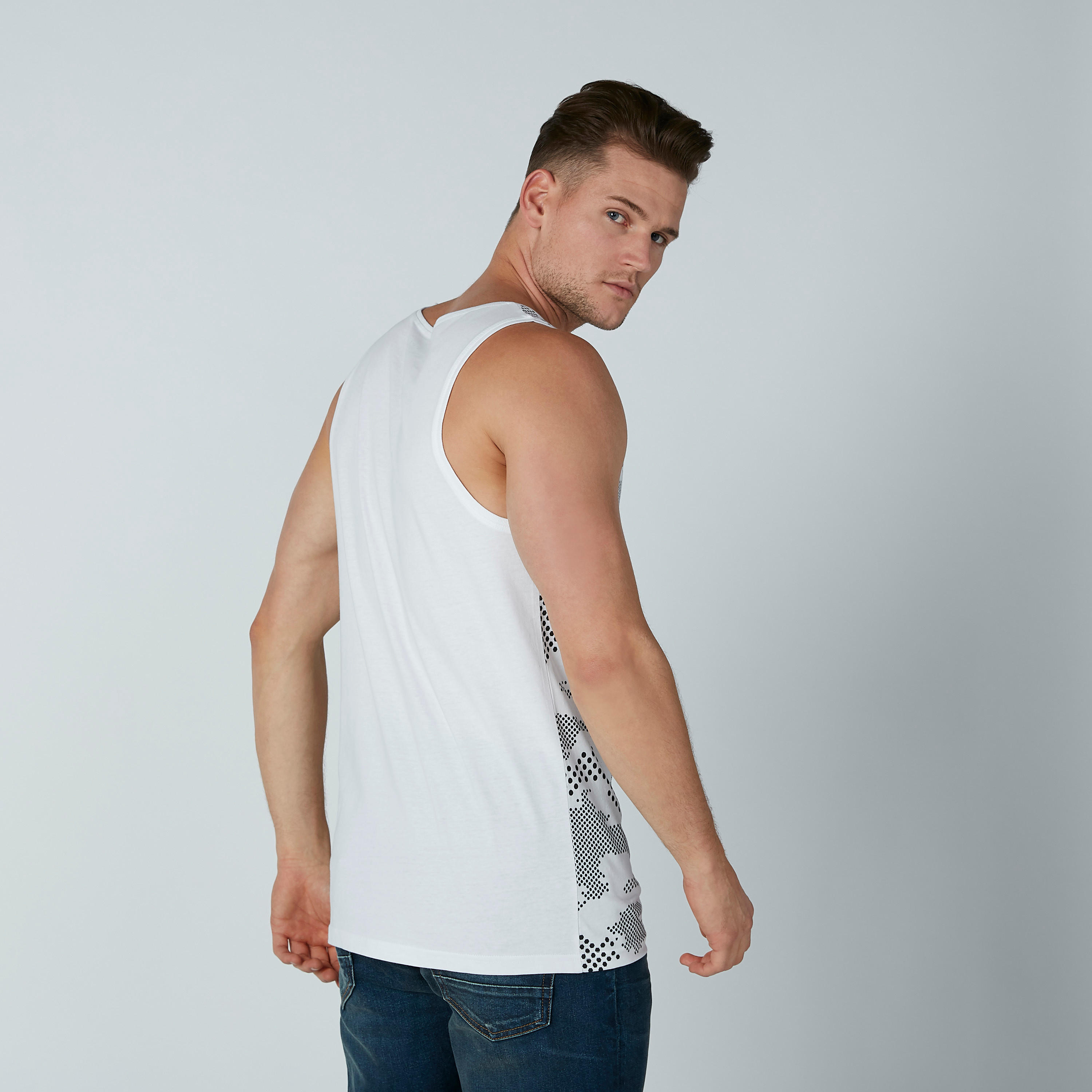 تيشيرت دون أكمام بياقة عميقة وطبعات-men-clothing-tshirtsandpolos-tshirts-image-1