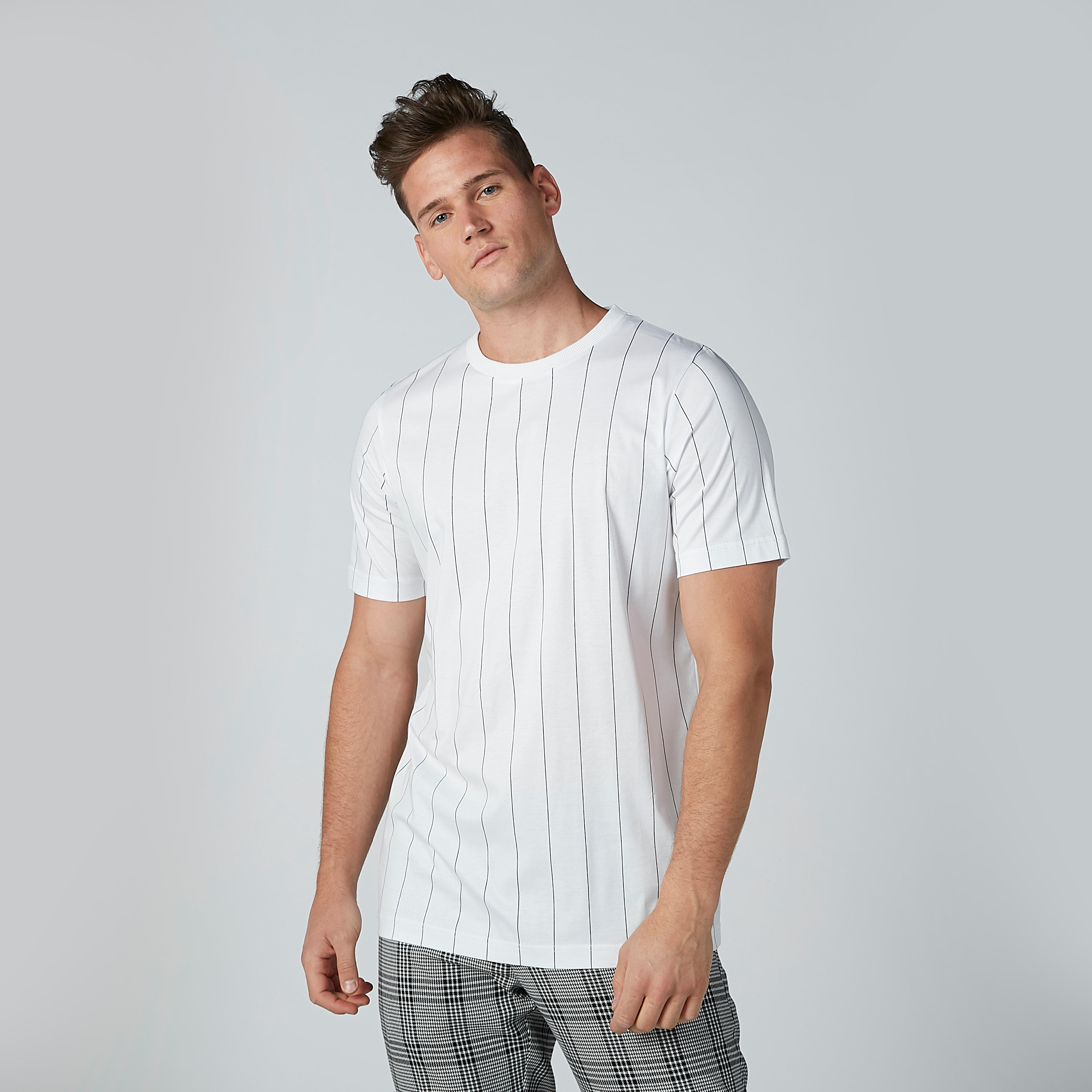 تيشيرت بياقة دائرية وأكمام قصيرة بتصميم مقلّم-men-clothing-tshirtsandpolos-tshirts-image-1