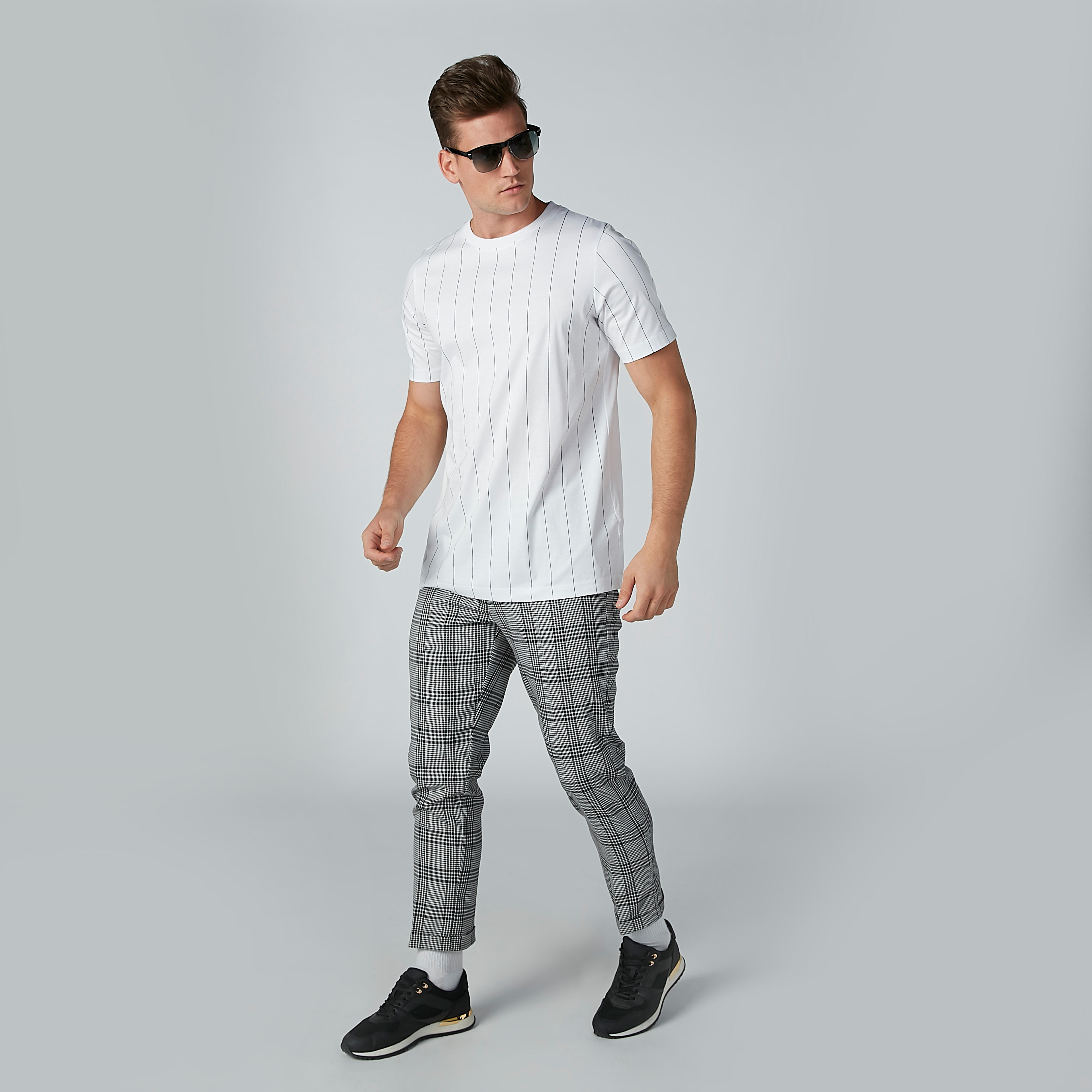 تيشيرت بياقة دائرية وأكمام قصيرة بتصميم مقلّم-men-clothing-tshirtsandpolos-tshirts-image-2