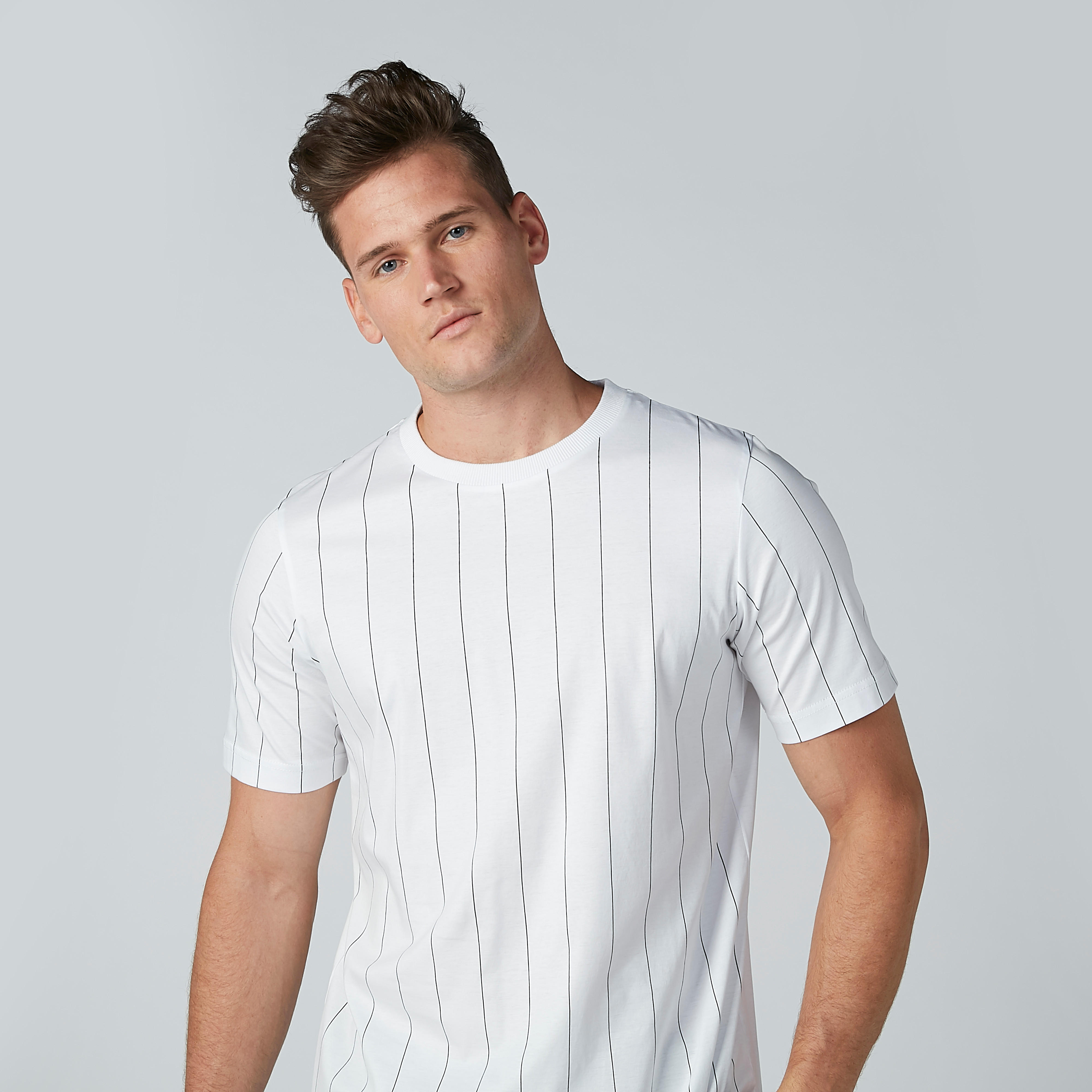 تيشيرت بياقة دائرية وأكمام قصيرة بتصميم مقلّم-men-clothing-tshirtsandpolos-tshirts-image-3