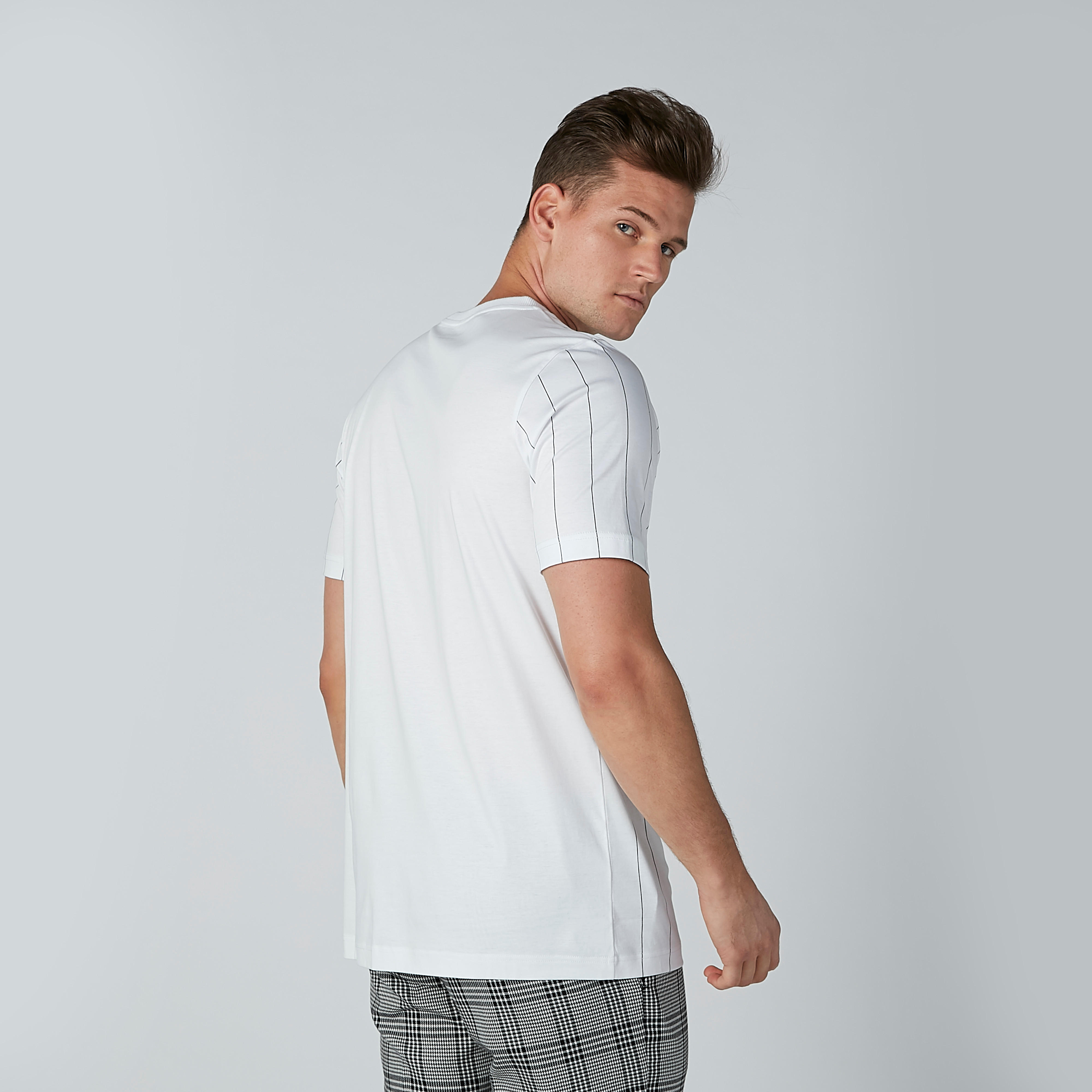 تيشيرت بياقة دائرية وأكمام قصيرة بتصميم مقلّم-men-clothing-tshirtsandpolos-tshirts-image-4