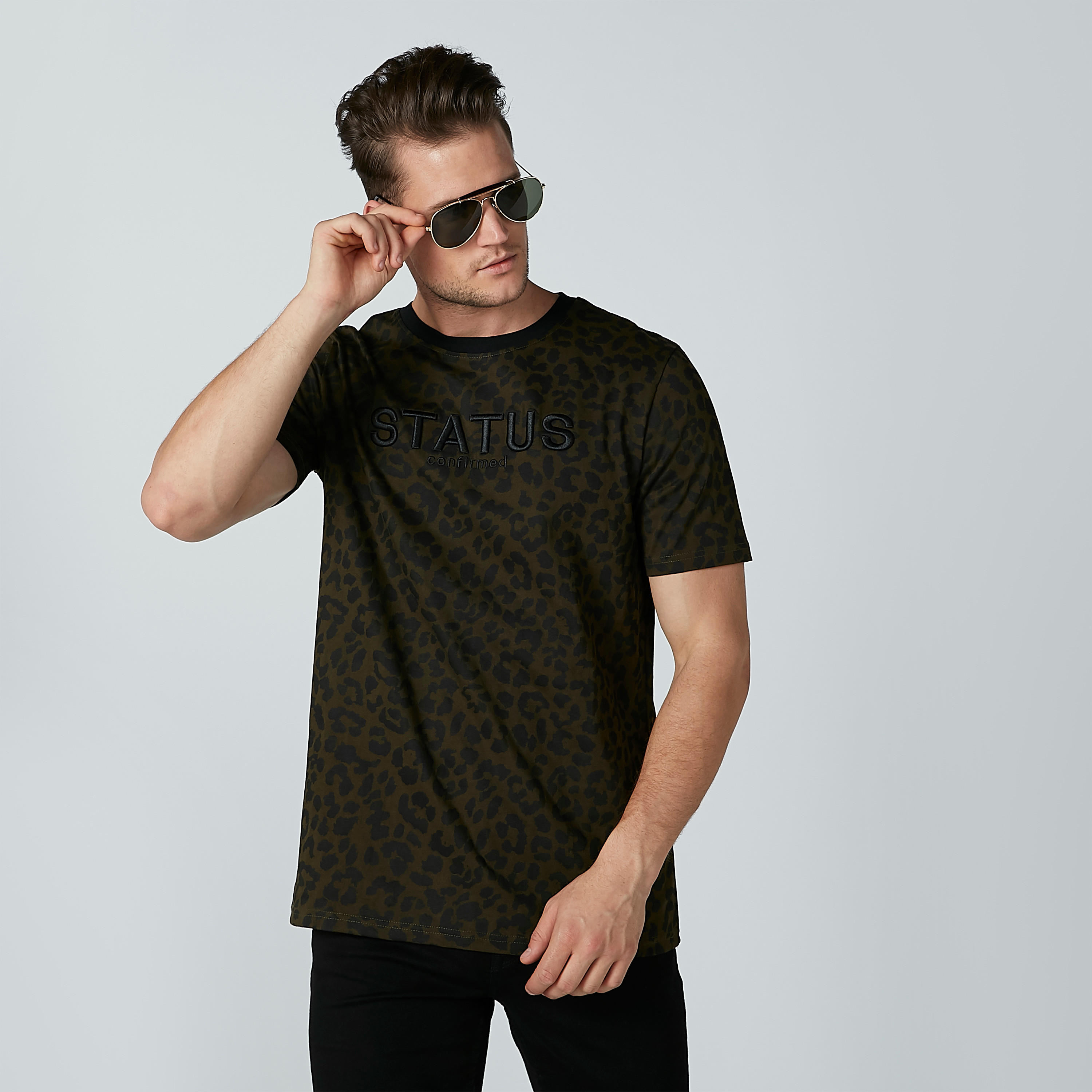 تيشيرت مطرّز بياقة مستديرة وأكمام قصيرة وطبعات-men-clothing-tshirtsandpolos-tshirts-image-1