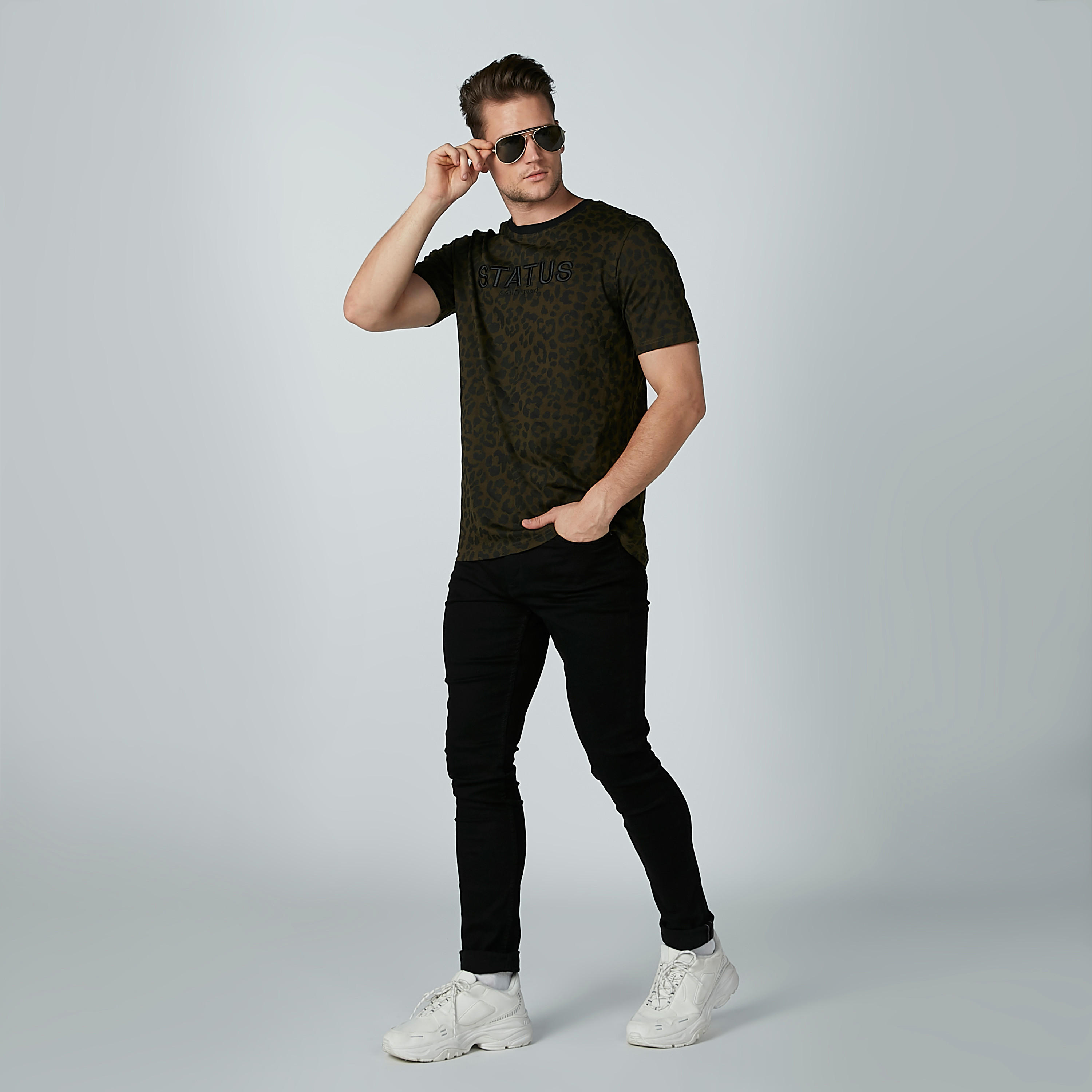 تيشيرت مطرّز بياقة مستديرة وأكمام قصيرة وطبعات-men-clothing-tshirtsandpolos-tshirts-image-2