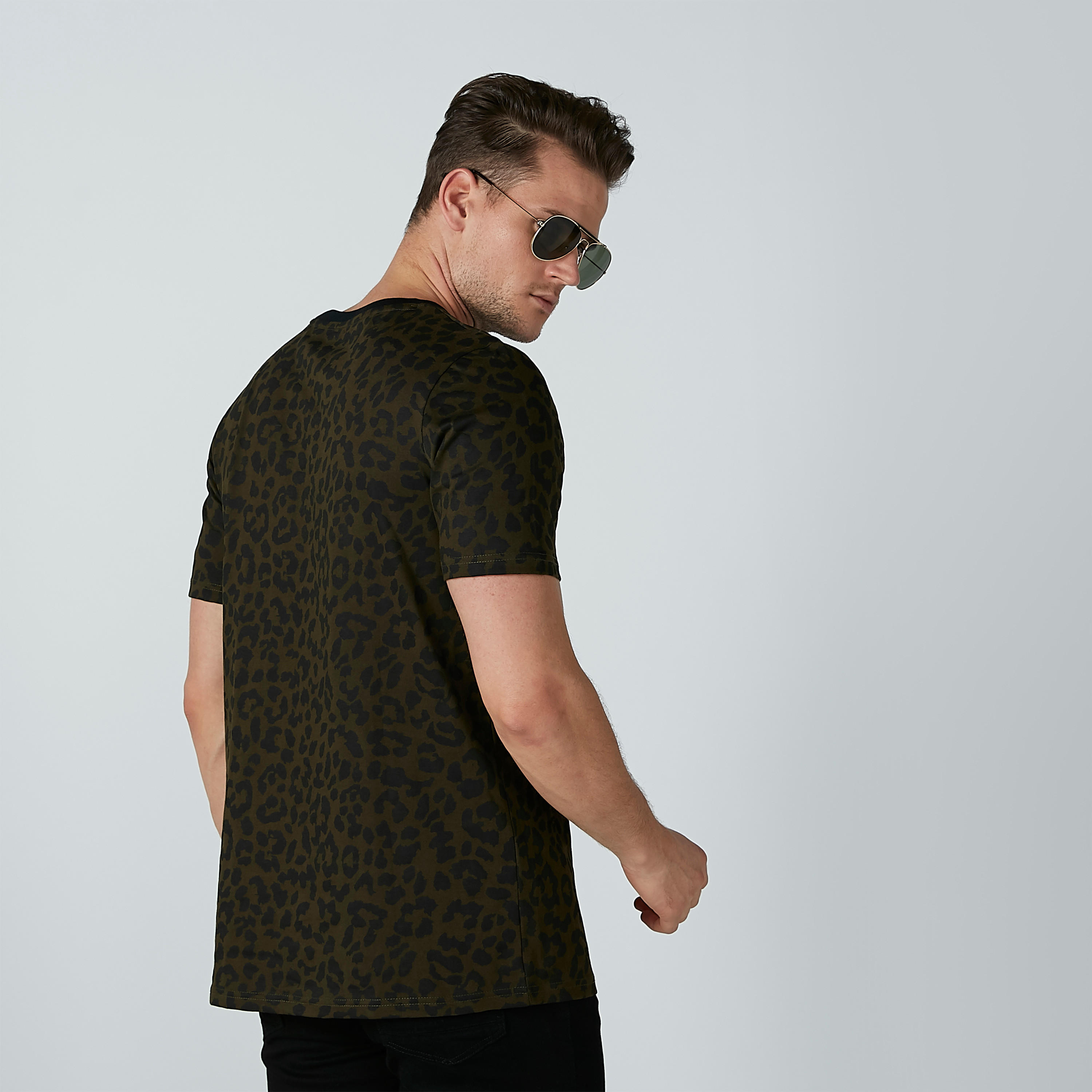 تيشيرت مطرّز بياقة مستديرة وأكمام قصيرة وطبعات-men-clothing-tshirtsandpolos-tshirts-image-3