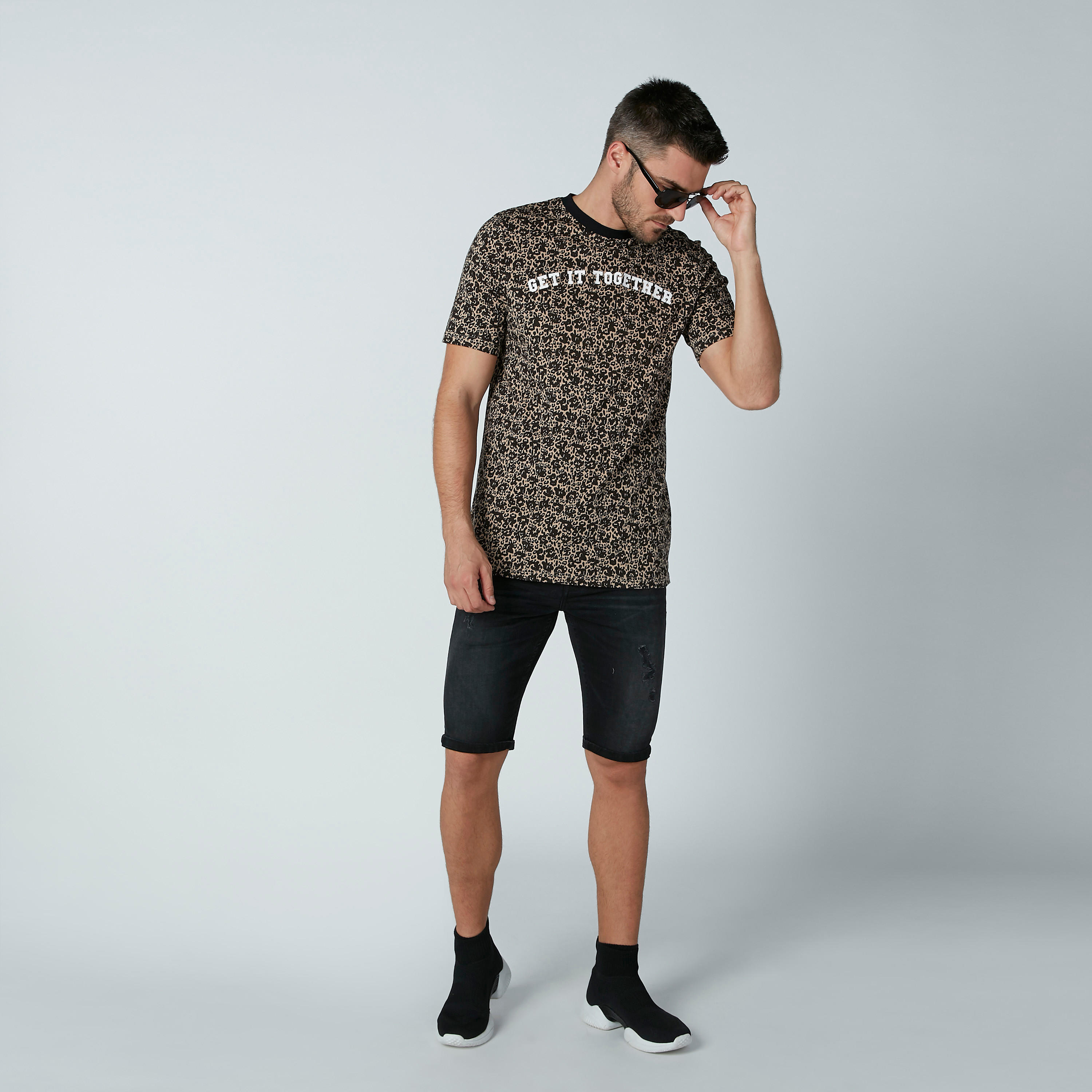 تيشيرت بياقة ضيقة وأكمام قصيرة وطبعات-men-clothing-tshirtsandpolos-tshirts-image-2