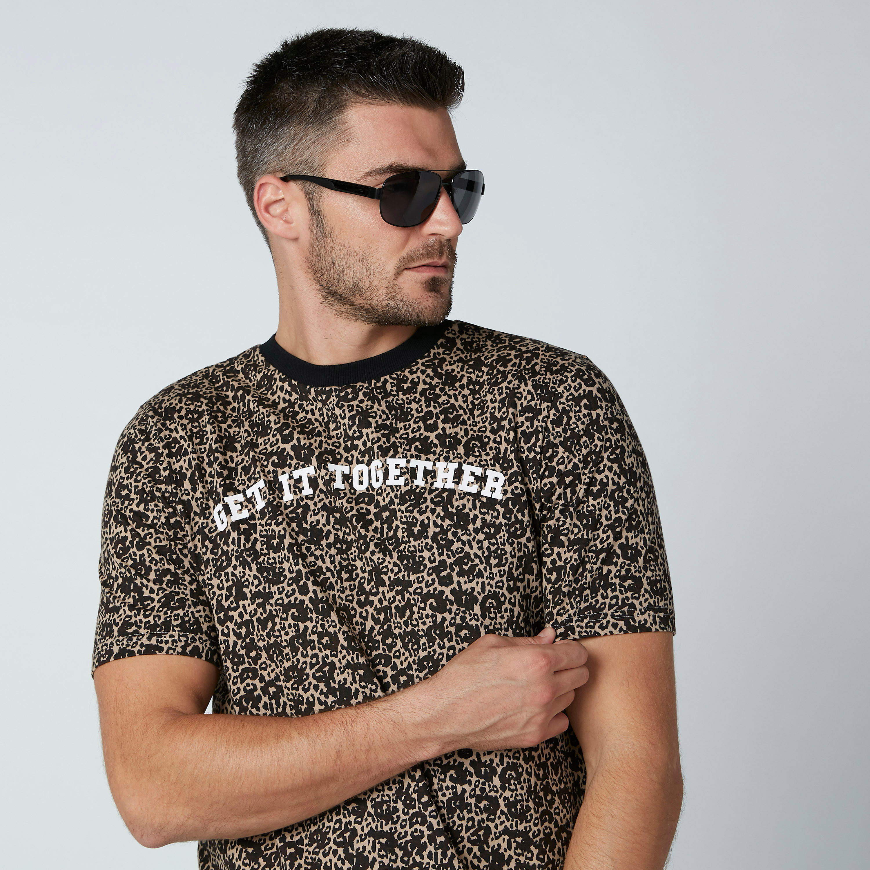 تيشيرت بياقة ضيقة وأكمام قصيرة وطبعات-men-clothing-tshirtsandpolos-tshirts-image-3