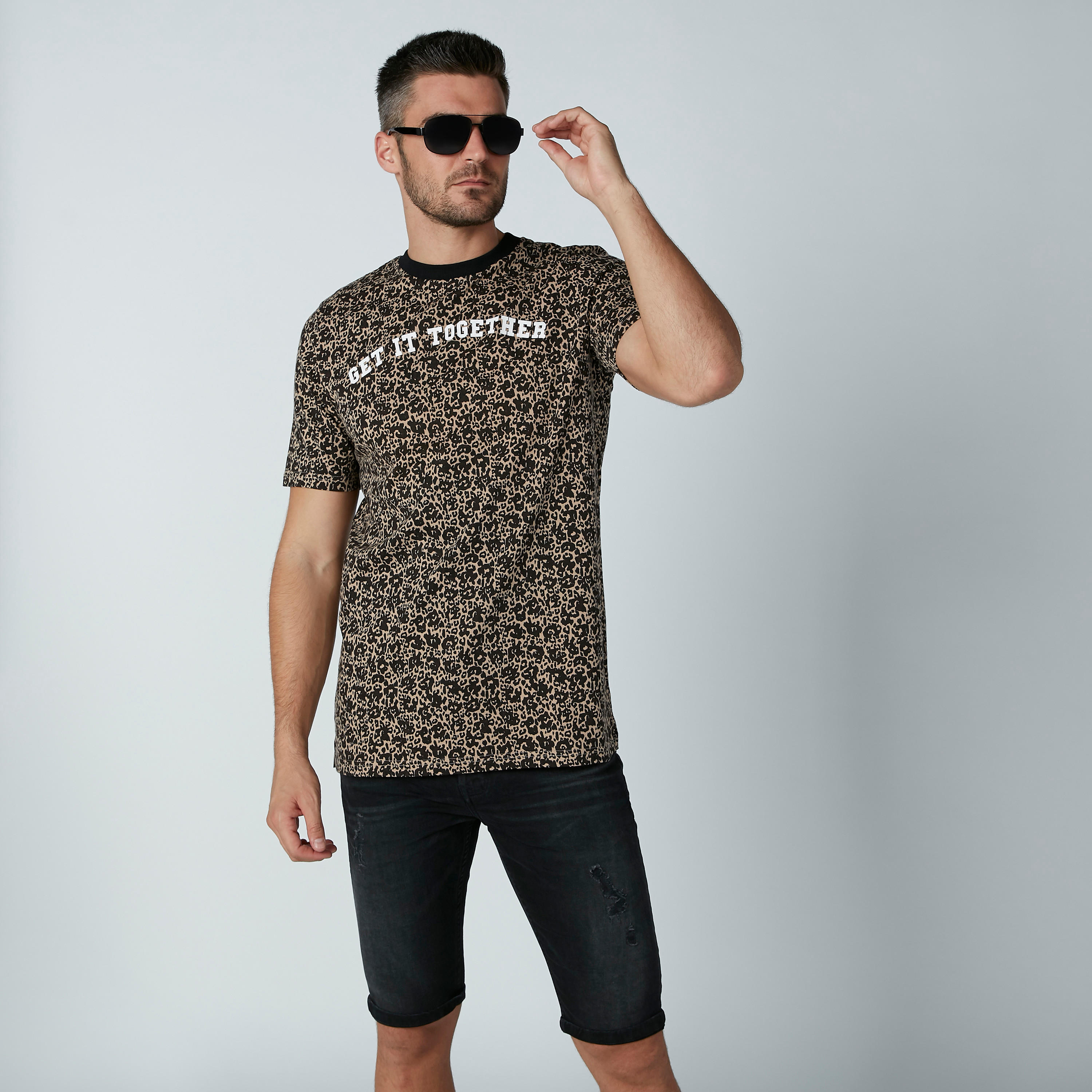 تيشيرت بياقة ضيقة وأكمام قصيرة وطبعات-men-clothing-tshirtsandpolos-tshirts-image-1