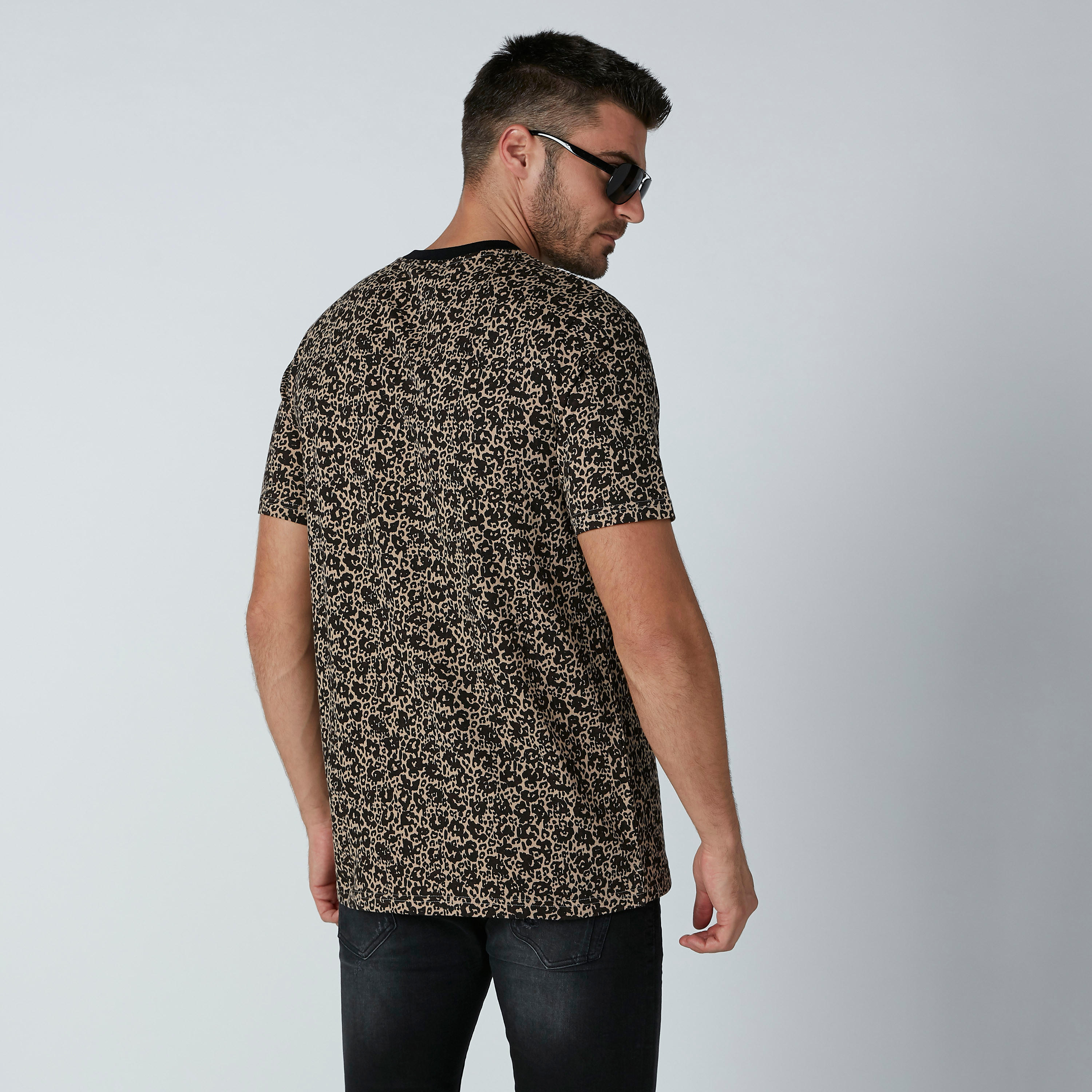 تيشيرت بياقة ضيقة وأكمام قصيرة وطبعات-men-clothing-tshirtsandpolos-tshirts-image-4