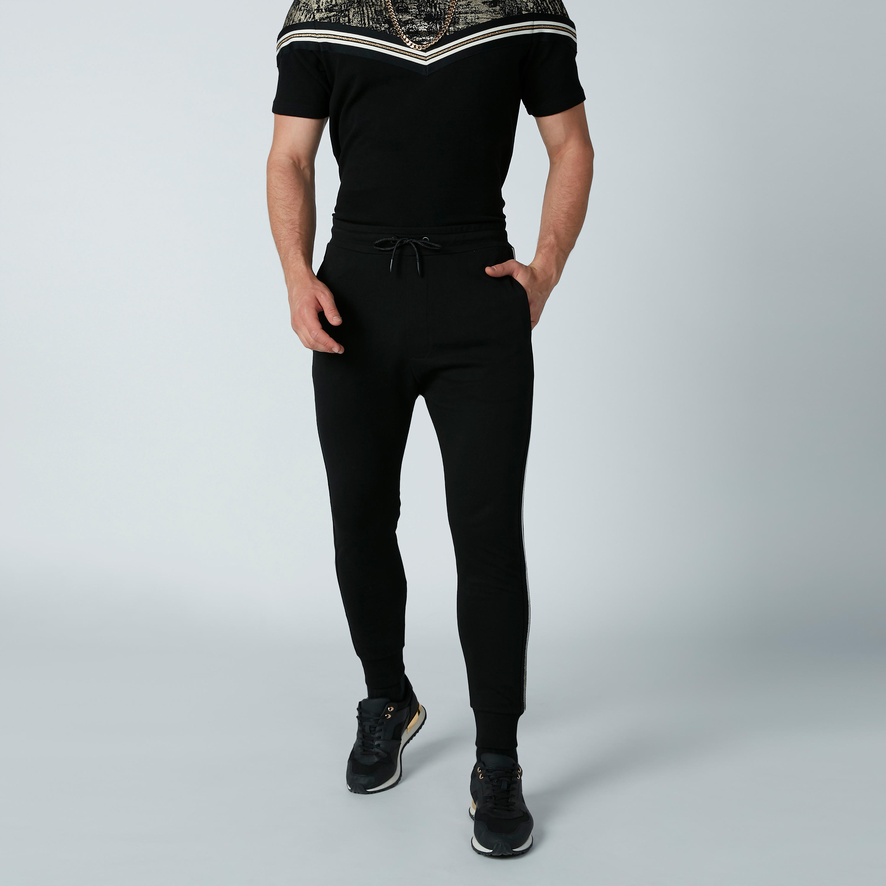 بنطال رياضي بقصّة سليم ورباط وشريطة-men-clothing-bottoms-joggers-image-3