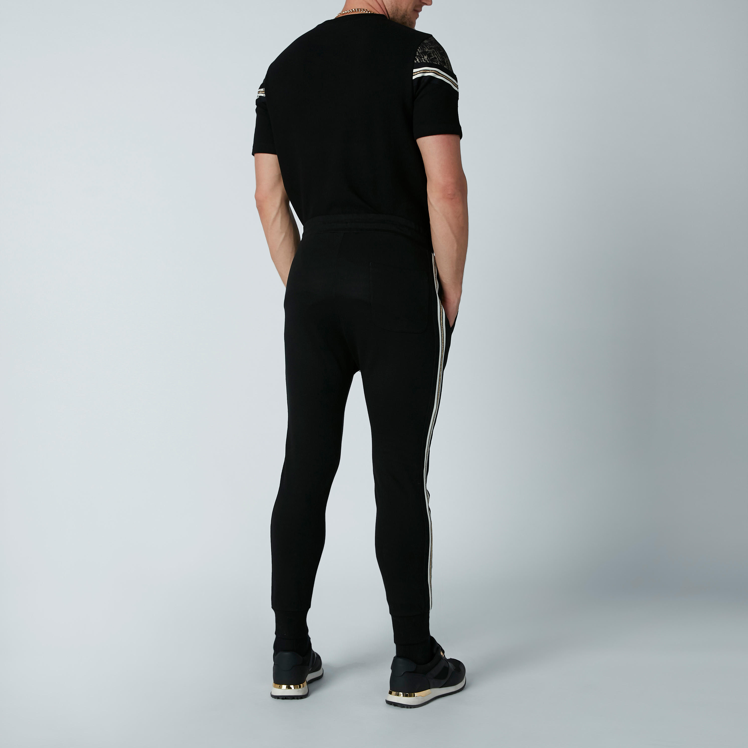 بنطال رياضي بقصّة سليم ورباط وشريطة-men-clothing-bottoms-joggers-image-4