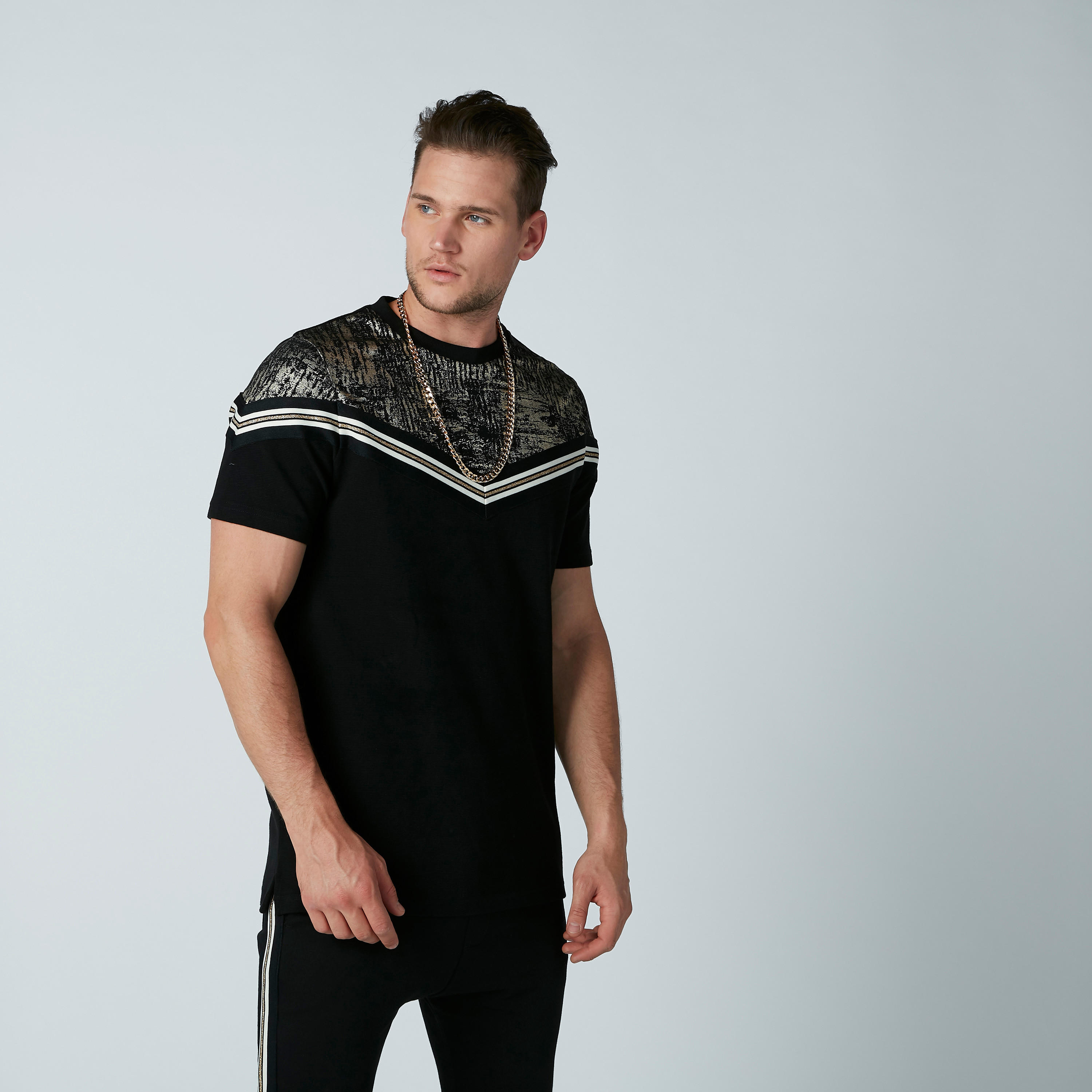 تيشيرت بأكمام قصيرة وتفاصيل جليتر وطبعات-men-clothing-tshirtsandpolos-tshirts-image-1