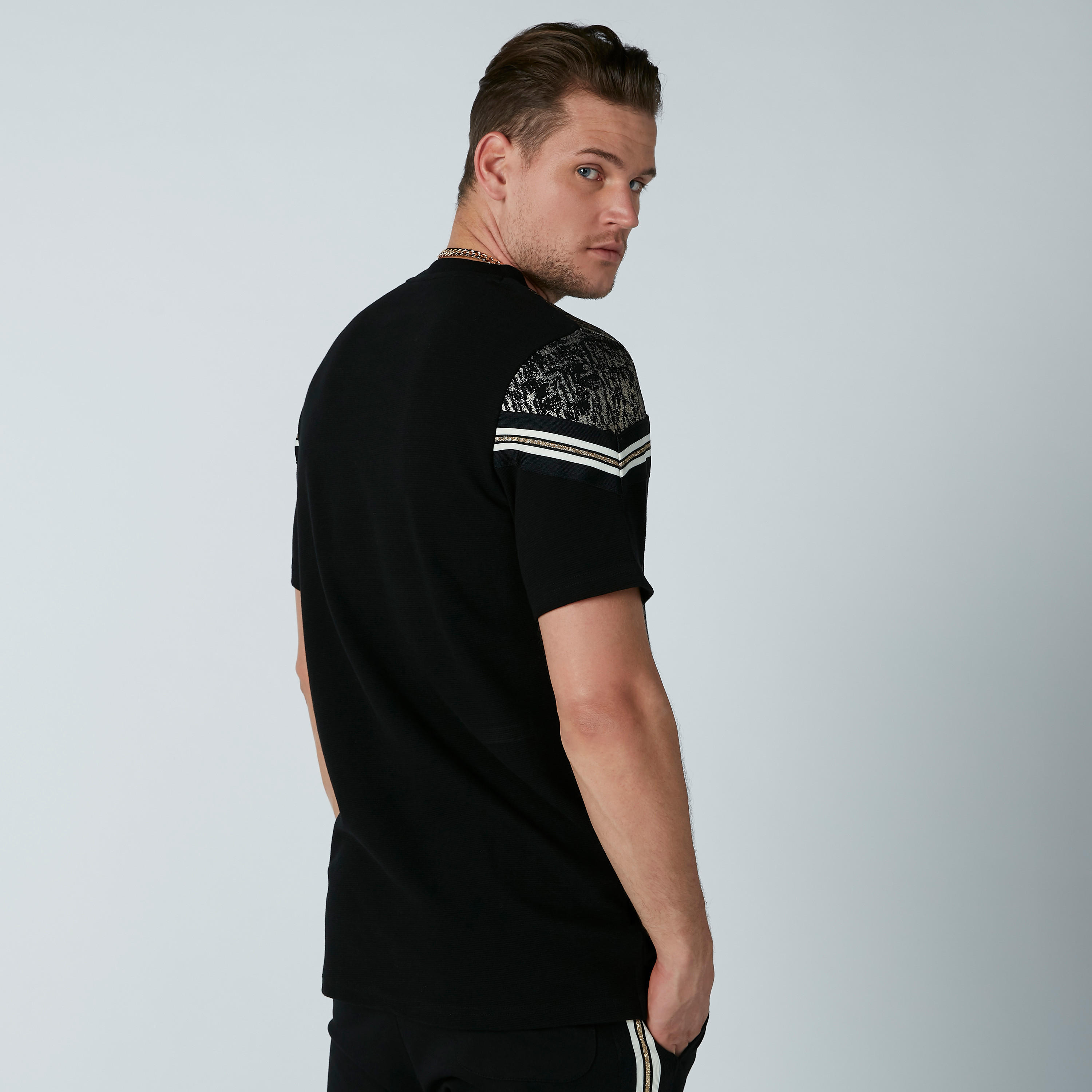 تيشيرت بأكمام قصيرة وتفاصيل جليتر وطبعات-men-clothing-tshirtsandpolos-tshirts-image-3