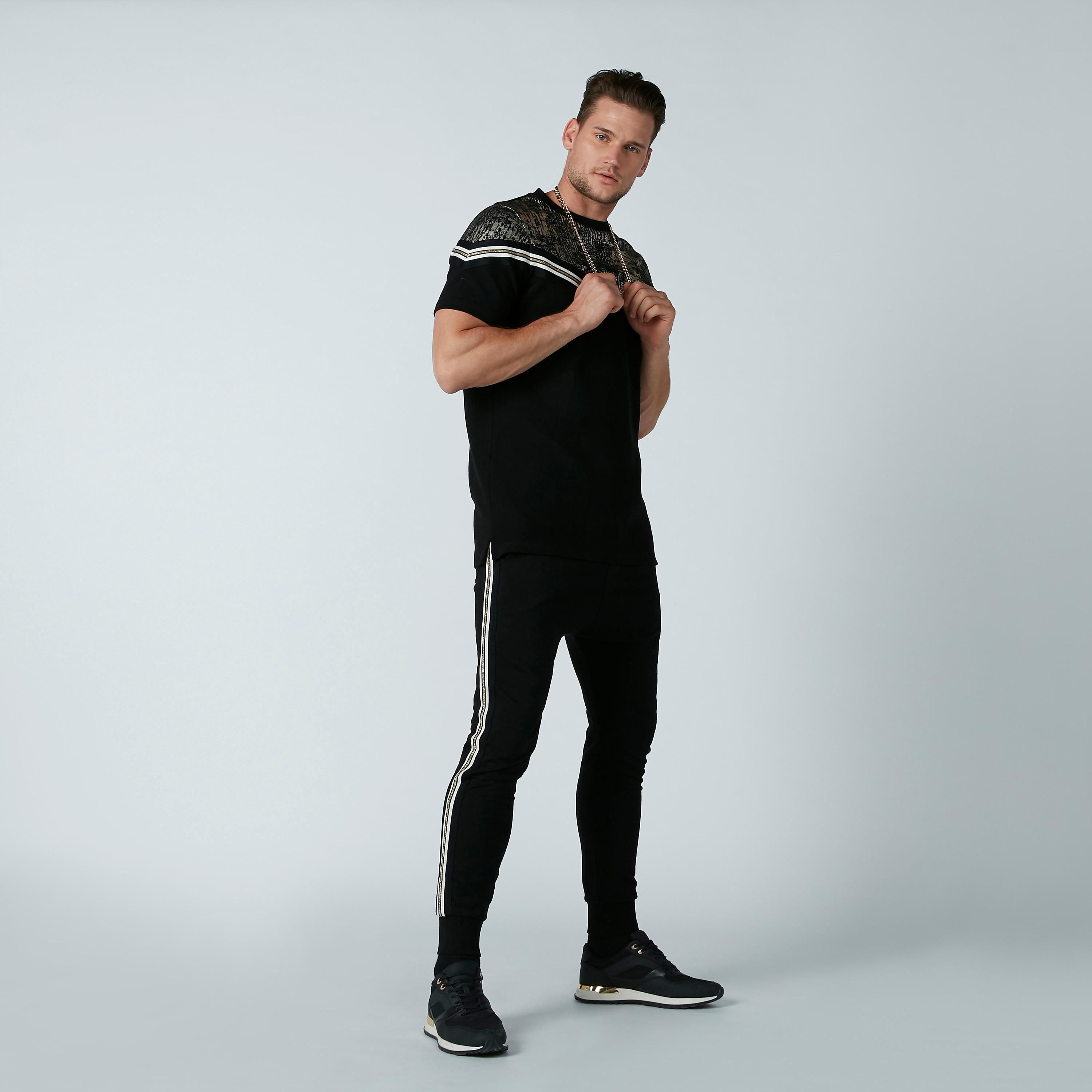 تيشيرت بأكمام قصيرة وتفاصيل جليتر وطبعات-men-clothing-tshirtsandpolos-tshirts-image-4