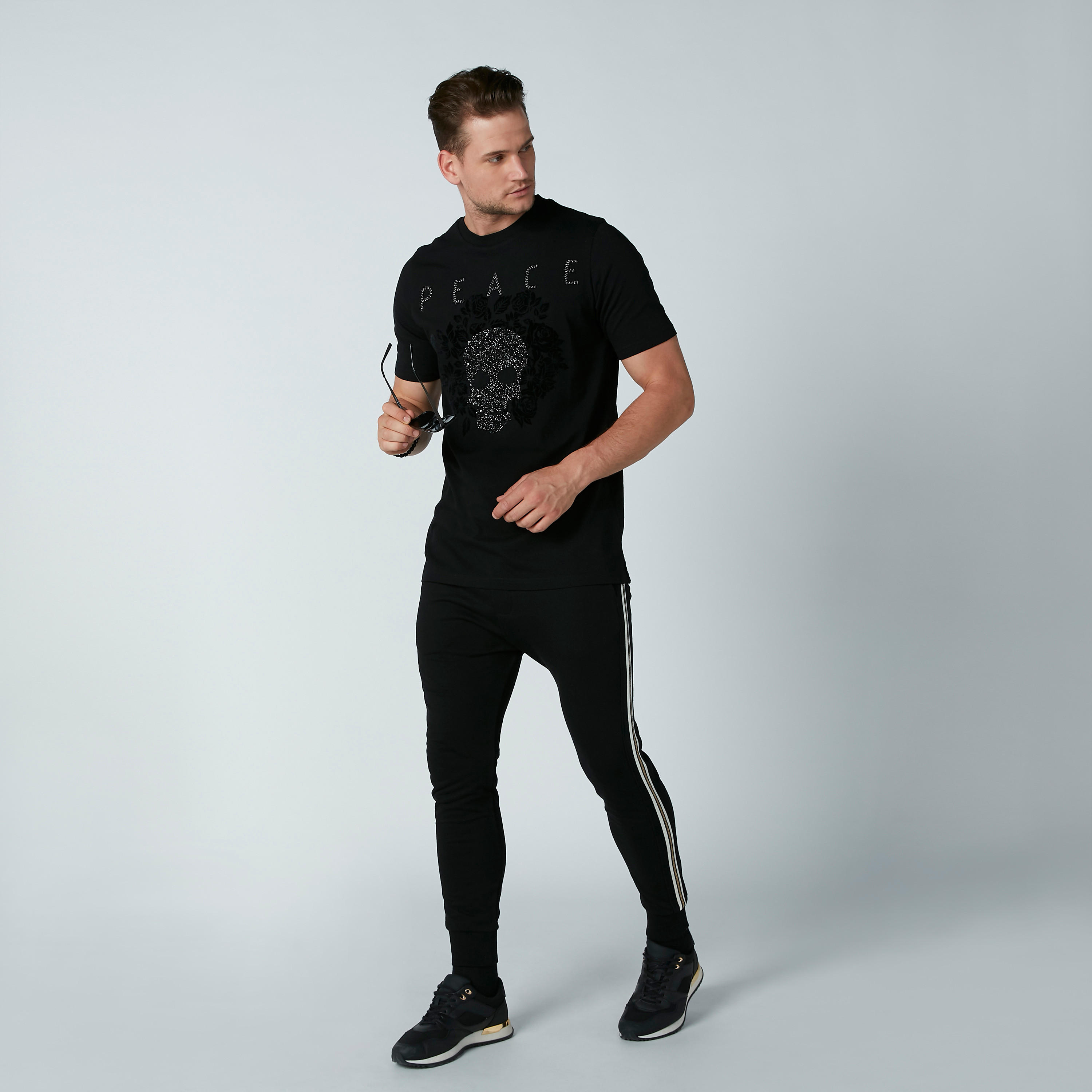 تيشيرت مزيّن بياقة مستديرة وأكمام قصيرة-men-clothing-tshirtsandpolos-tshirts-image-2