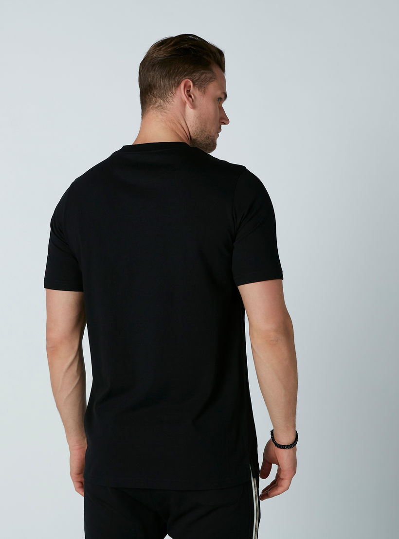 تيشيرت مزيّن بياقة مستديرة وأكمام قصيرة-men-clothing-tshirtsandpolos-tshirts-image-4