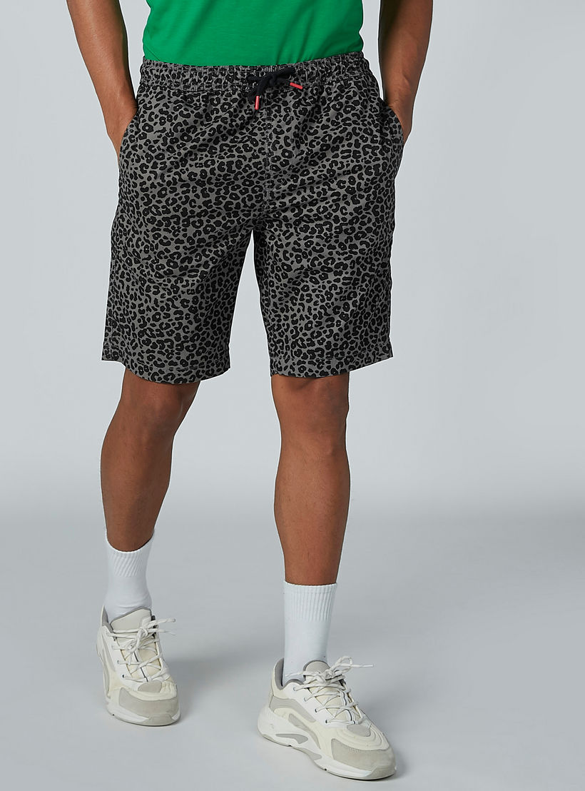 شورت برباط وجيوب وطبعات حيوانات-men-clothing-bottoms-shorts-image-1