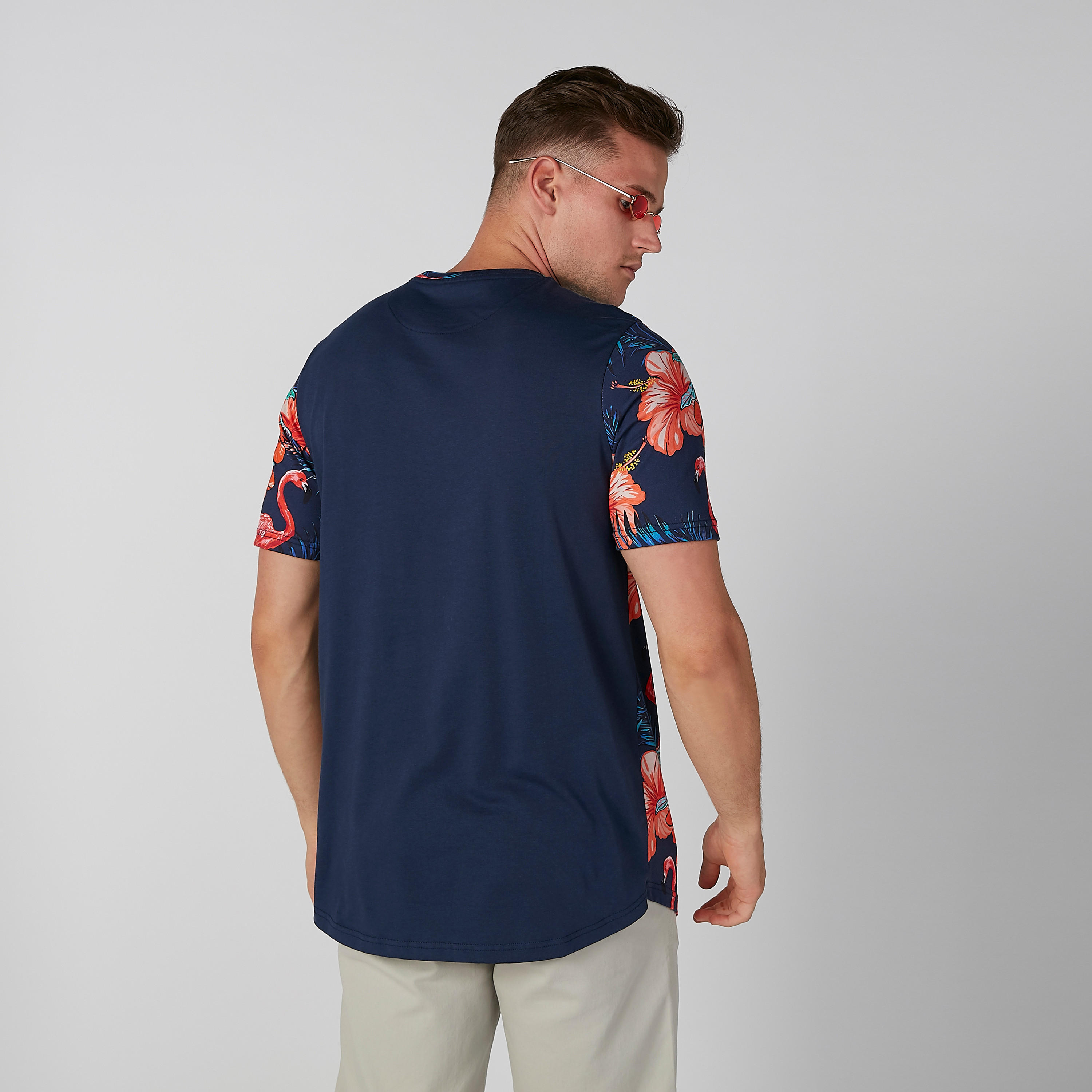 تيشيرت بياقة ضيّقة وأكمام قصيرة وطبعات زهرية-men-clothing-tshirtsandpolos-tshirts-image-2
