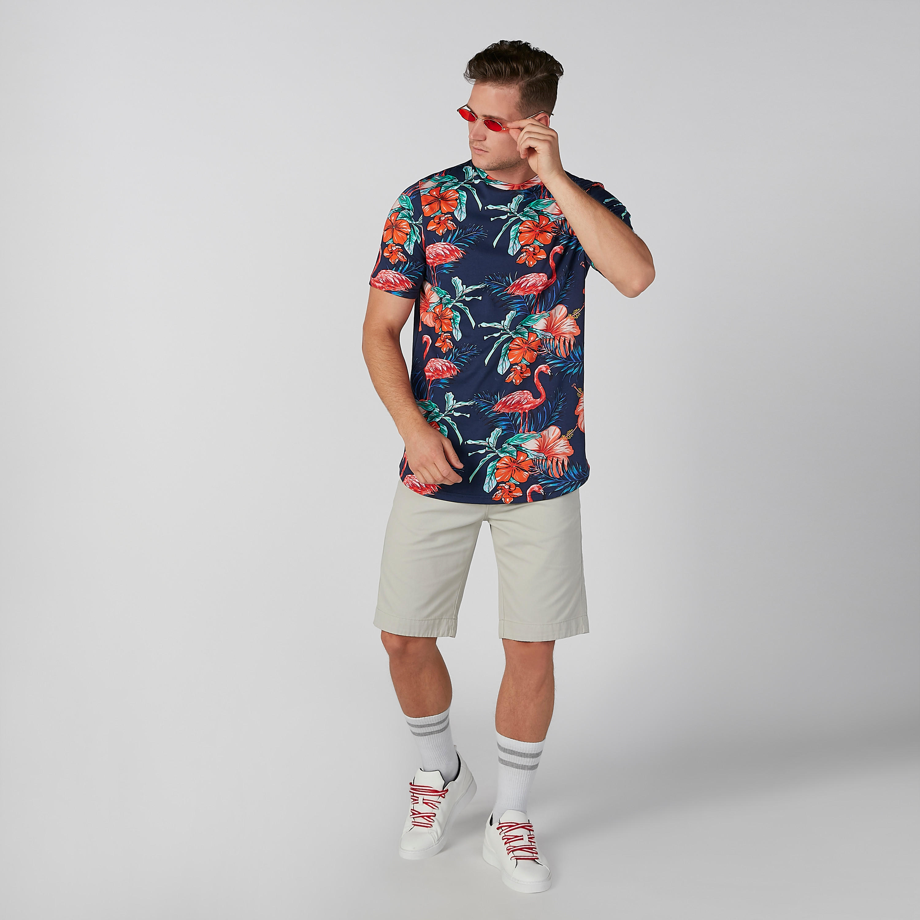 تيشيرت بياقة ضيّقة وأكمام قصيرة وطبعات زهرية-men-clothing-tshirtsandpolos-tshirts-image-3