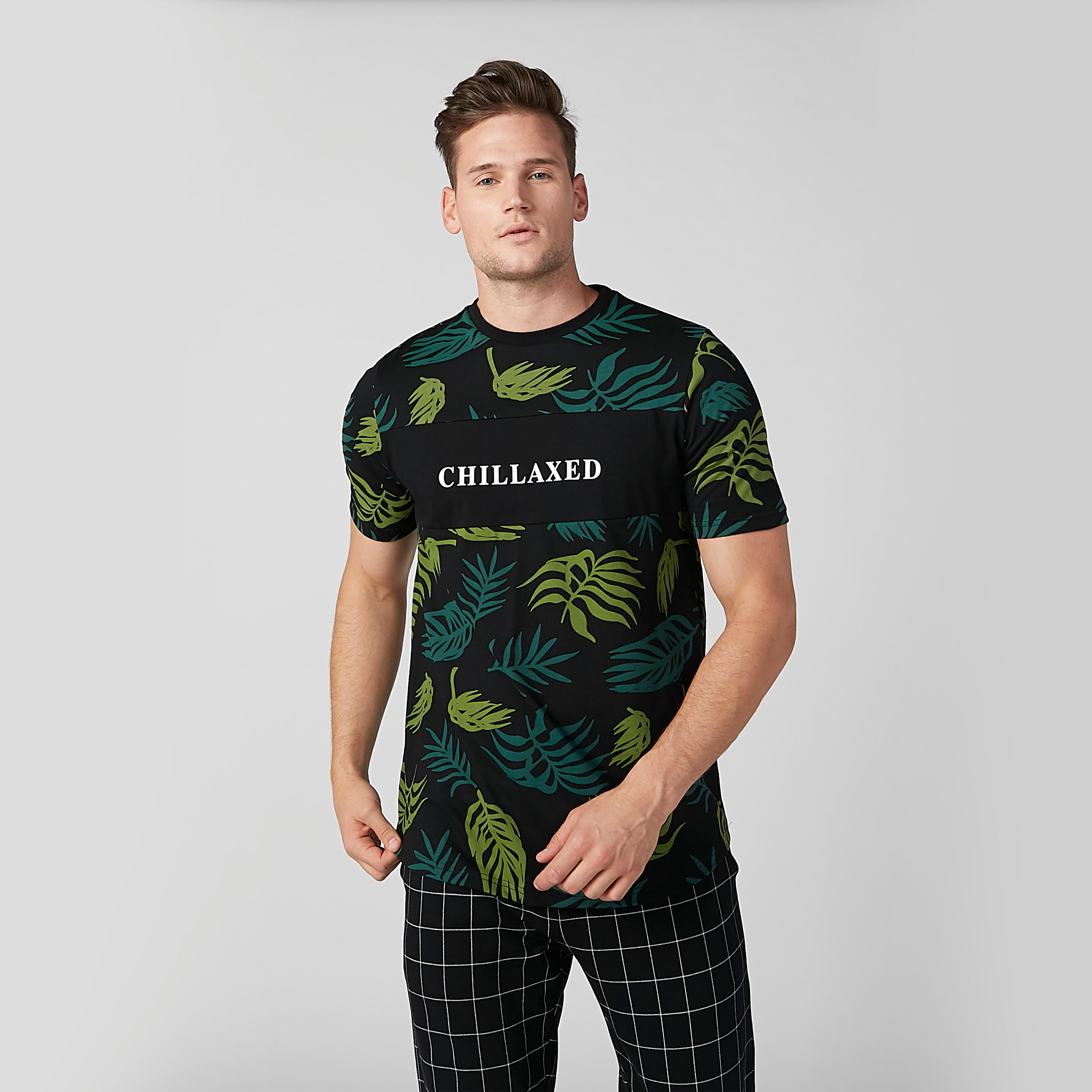 تيشيرت بياقة ضيّقة وأكمام قصيرة وطبعات تروبيكال-men-clothing-tshirtsandpolos-tshirts-image-1