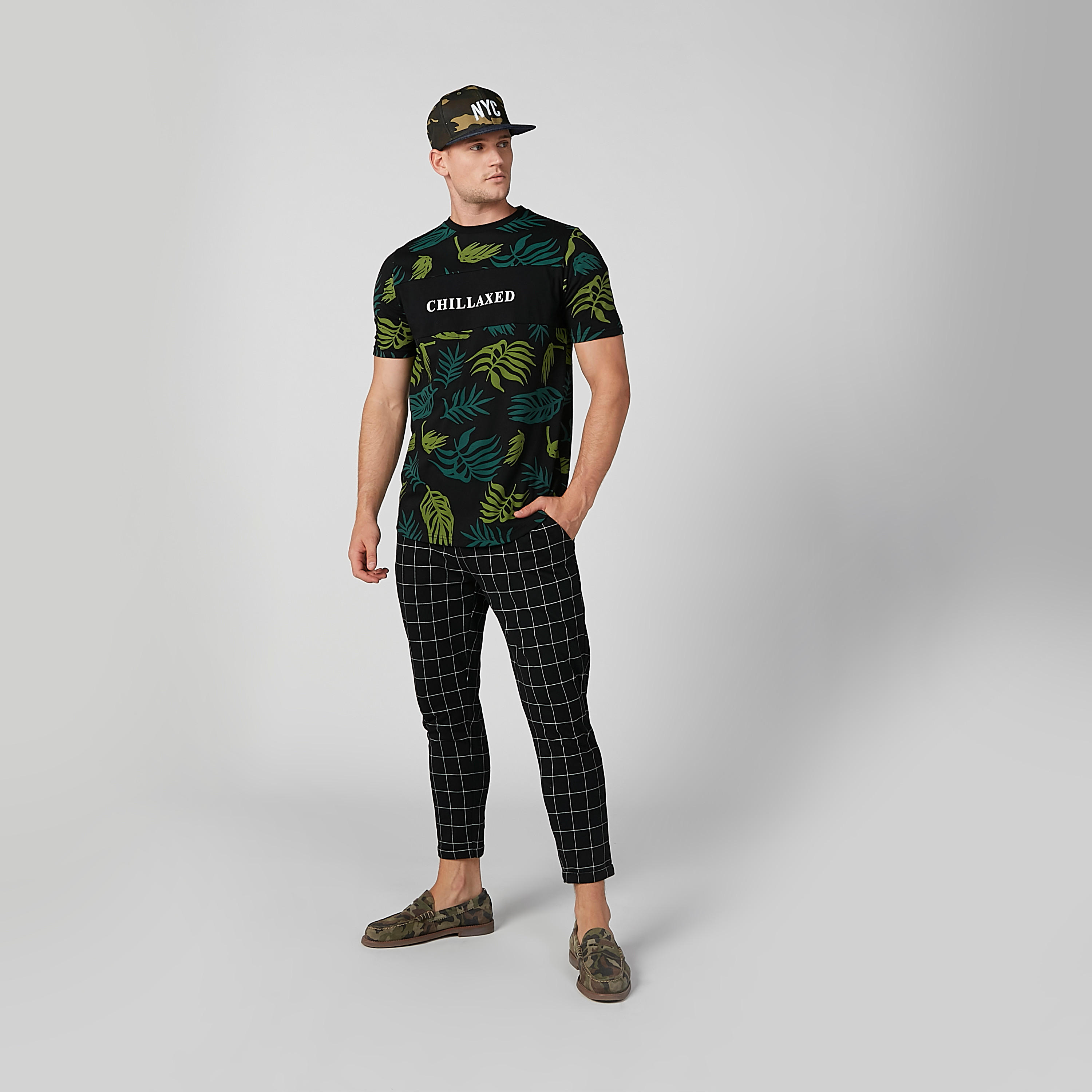 تيشيرت بياقة ضيّقة وأكمام قصيرة وطبعات تروبيكال-men-clothing-tshirtsandpolos-tshirts-image-2