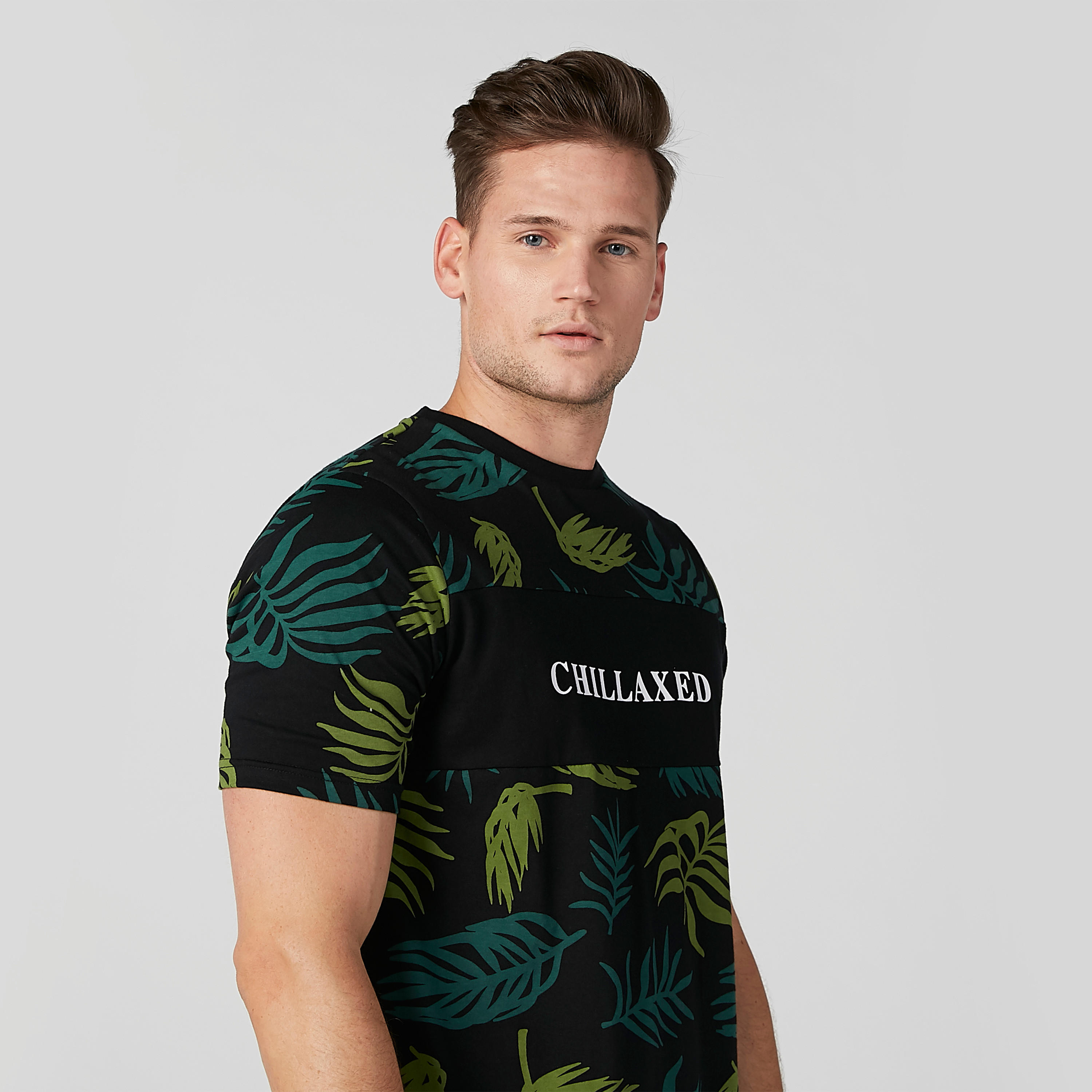 تيشيرت بياقة ضيّقة وأكمام قصيرة وطبعات تروبيكال-men-clothing-tshirtsandpolos-tshirts-image-3