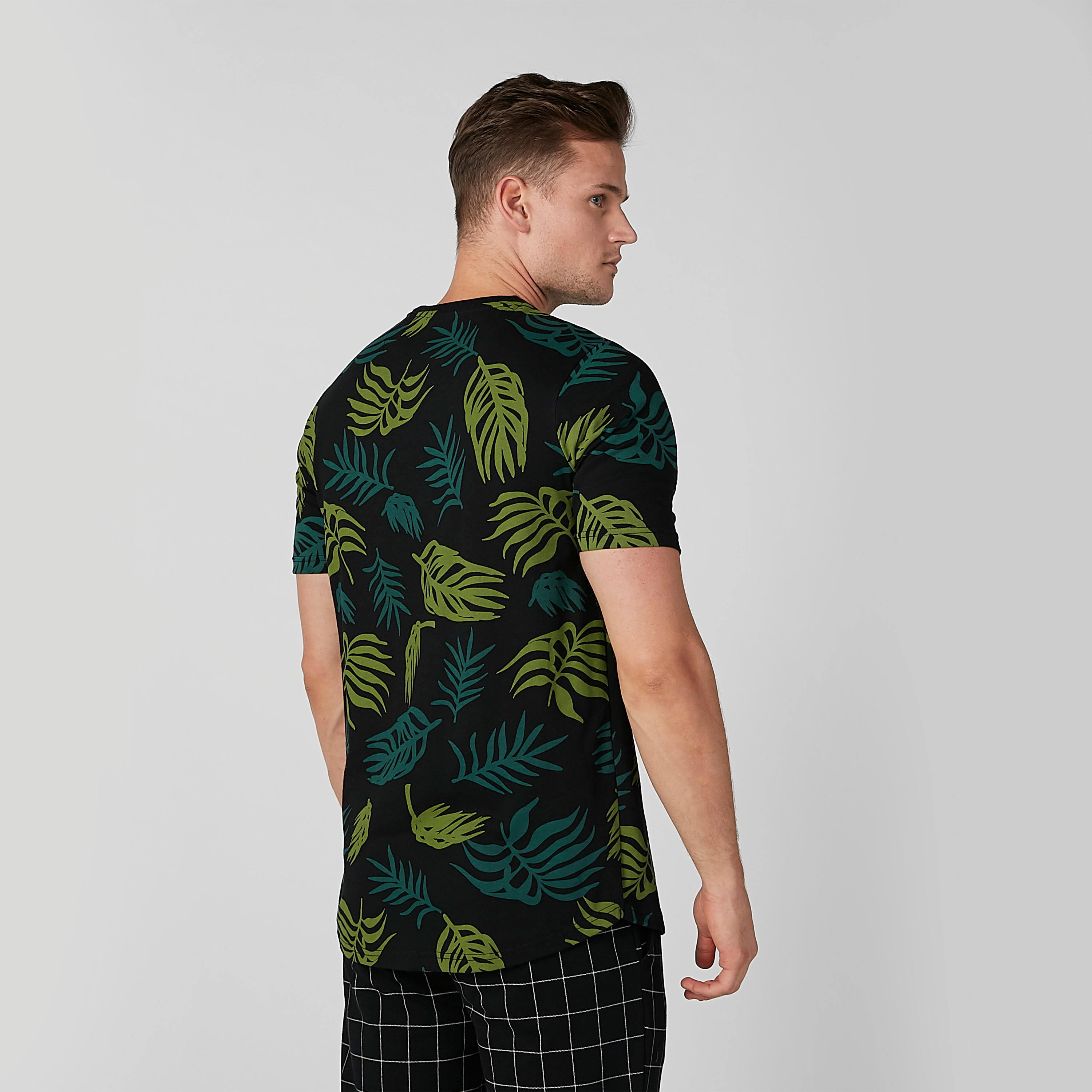 تيشيرت بياقة ضيّقة وأكمام قصيرة وطبعات تروبيكال-men-clothing-tshirtsandpolos-tshirts-image-4