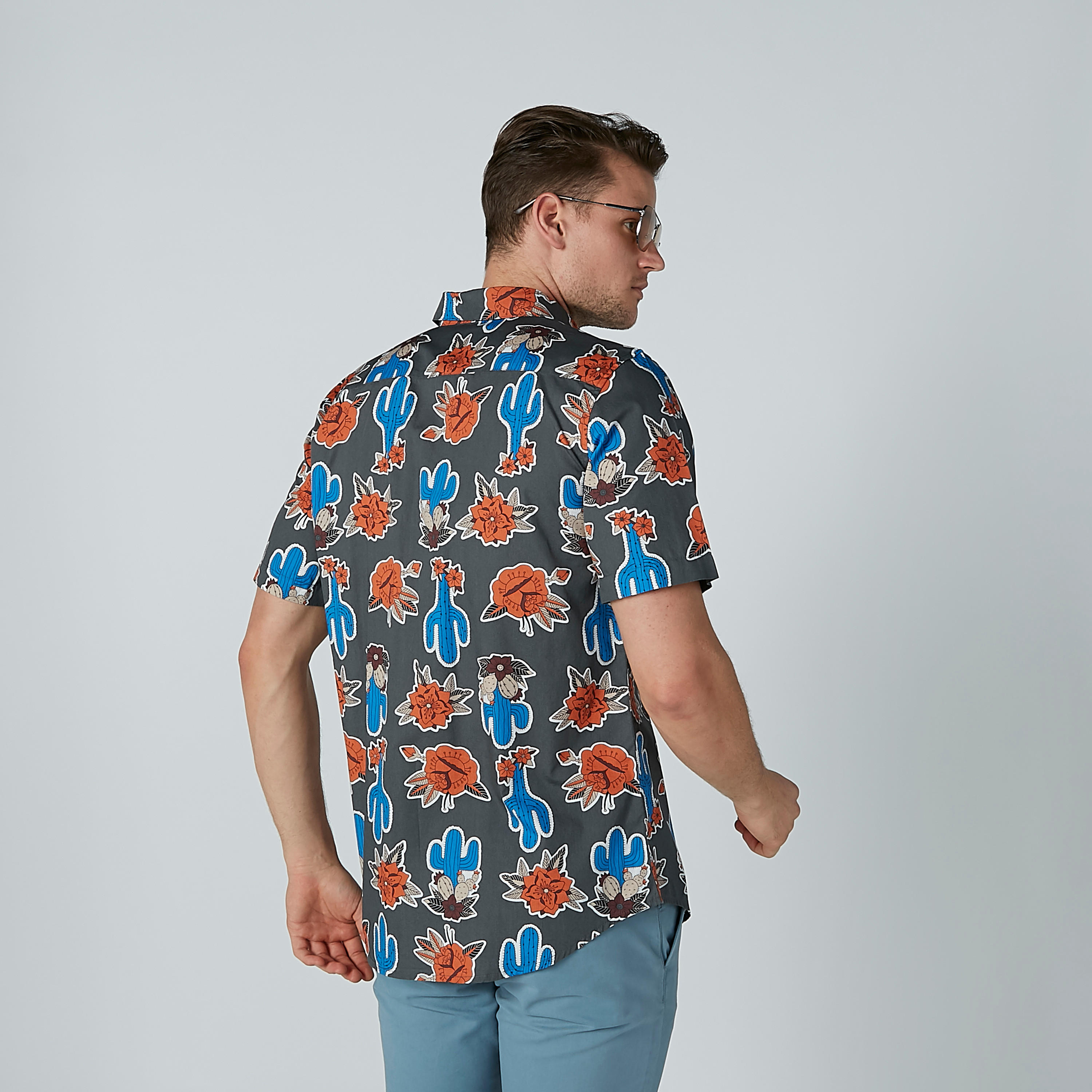 قميص بأكمام قصيرة وياقة عاديّة وطبعات-men-clothing-shirts-image-4