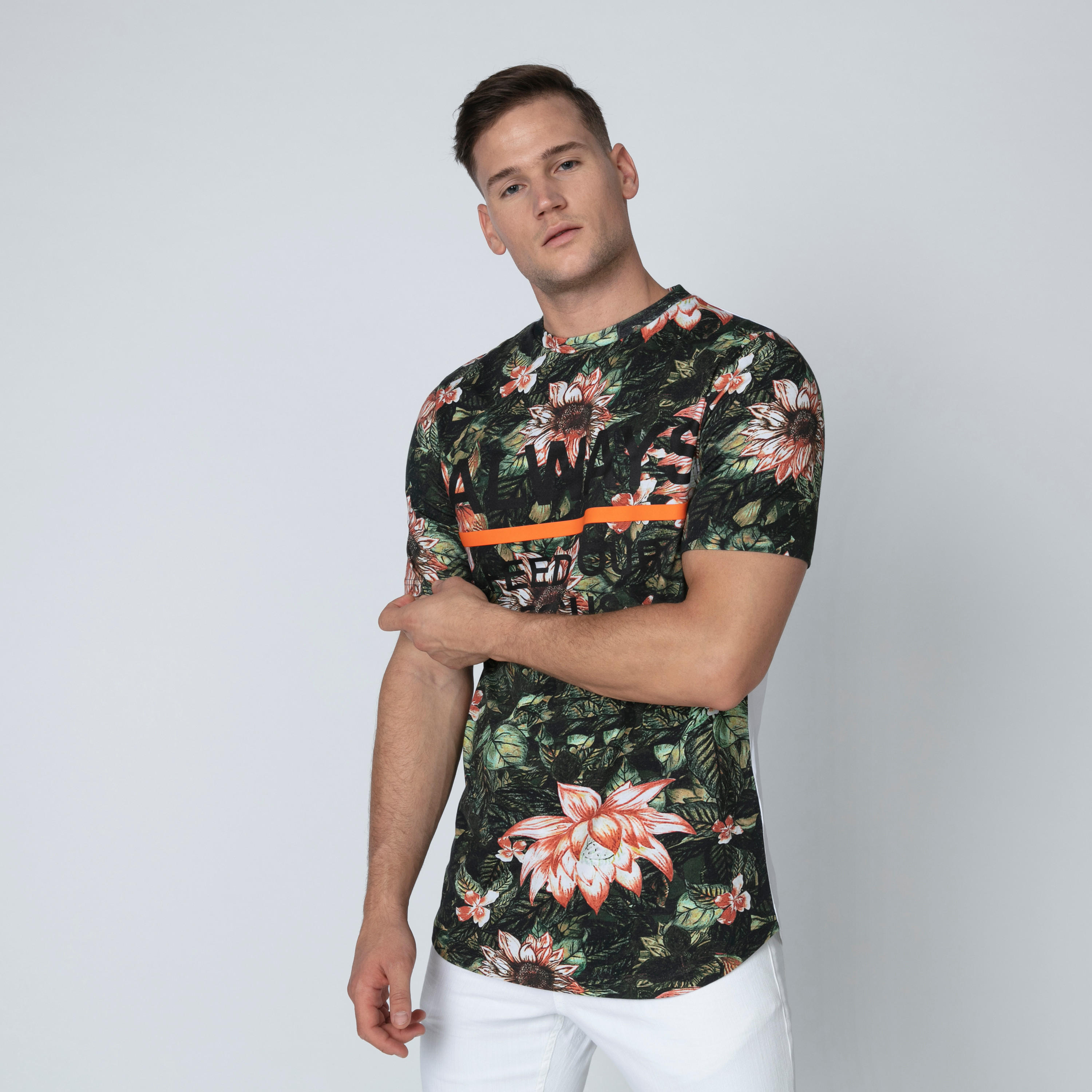 تيشيرت بياقة مستديرة وأكمام قصيرة وطبعات زهرية-men-clothing-tshirtsandpolos-tshirts-image-1