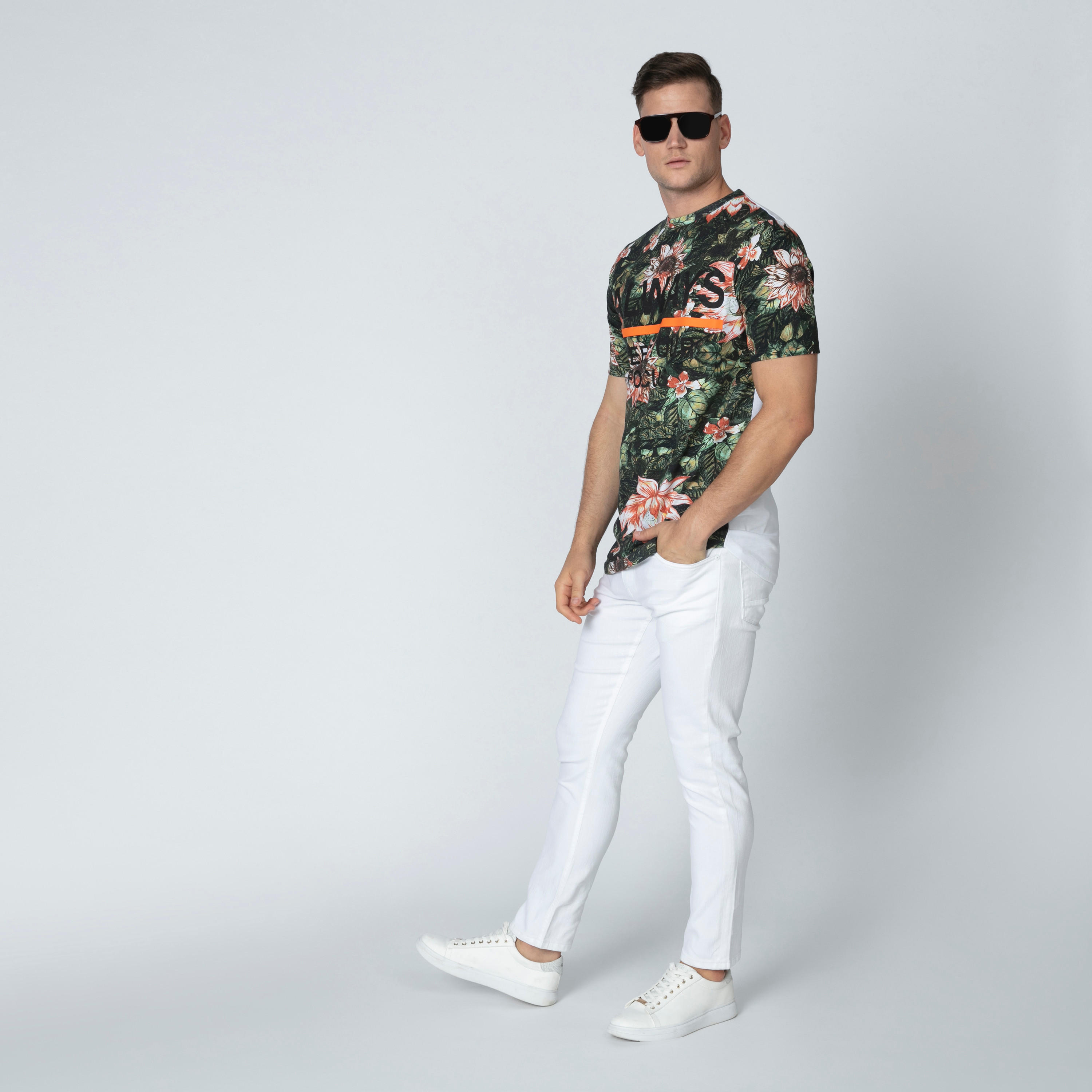 تيشيرت بياقة مستديرة وأكمام قصيرة وطبعات زهرية-men-clothing-tshirtsandpolos-tshirts-image-4