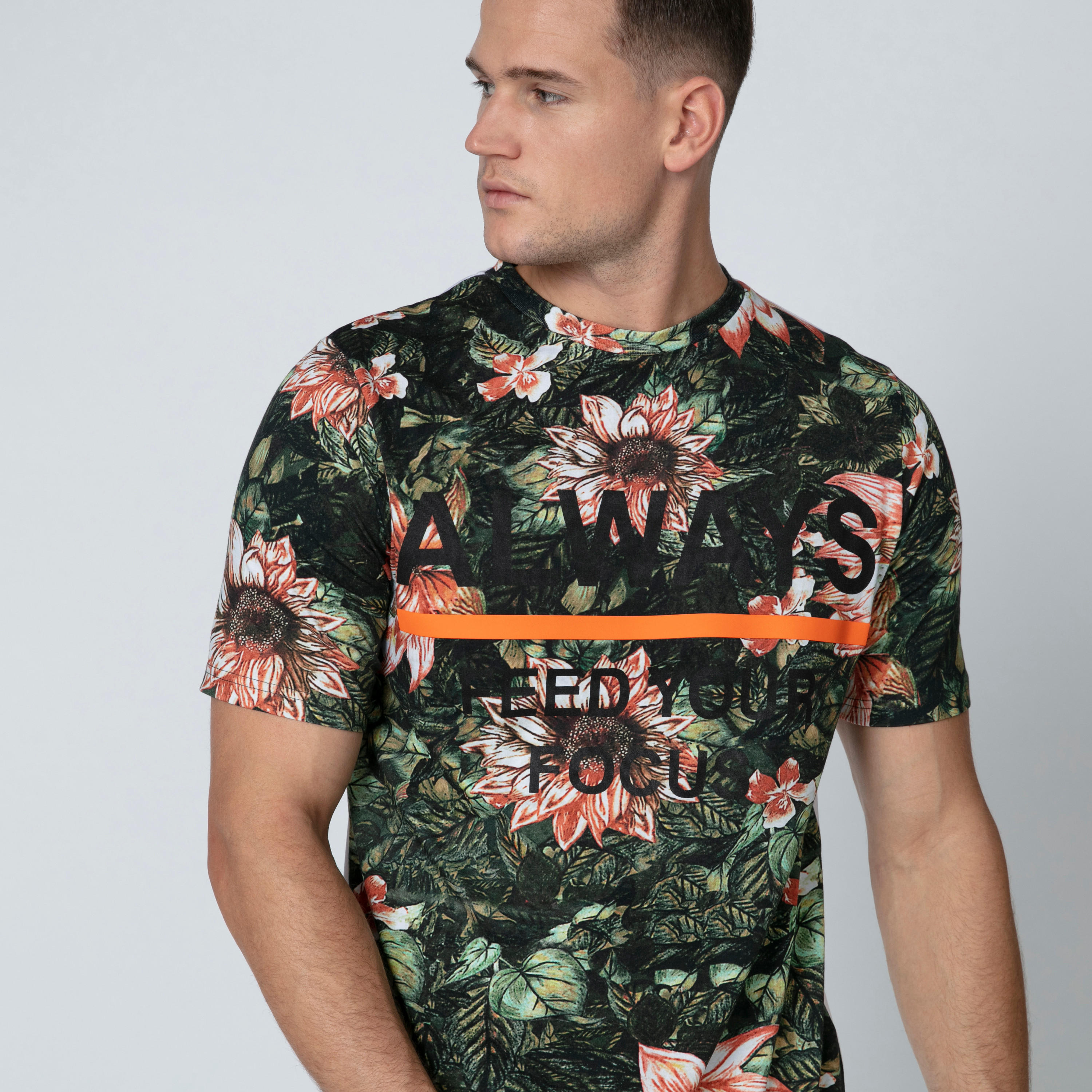 تيشيرت بياقة مستديرة وأكمام قصيرة وطبعات زهرية-men-clothing-tshirtsandpolos-tshirts-image-5