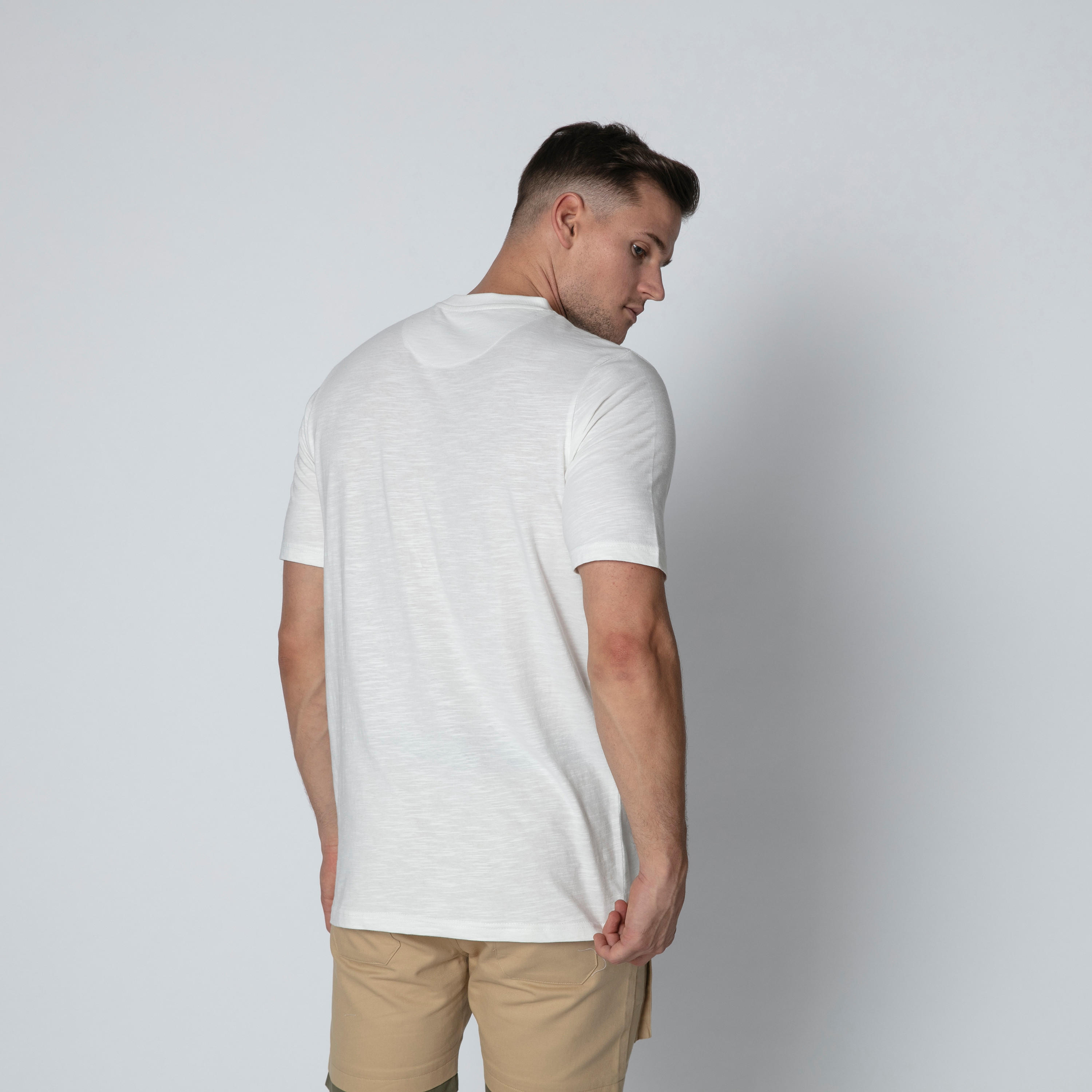 تيشيرت بياقة مستديرة وأكمام قصيرة وطبعات-men-clothing-tshirtsandpolos-tshirts-image-2
