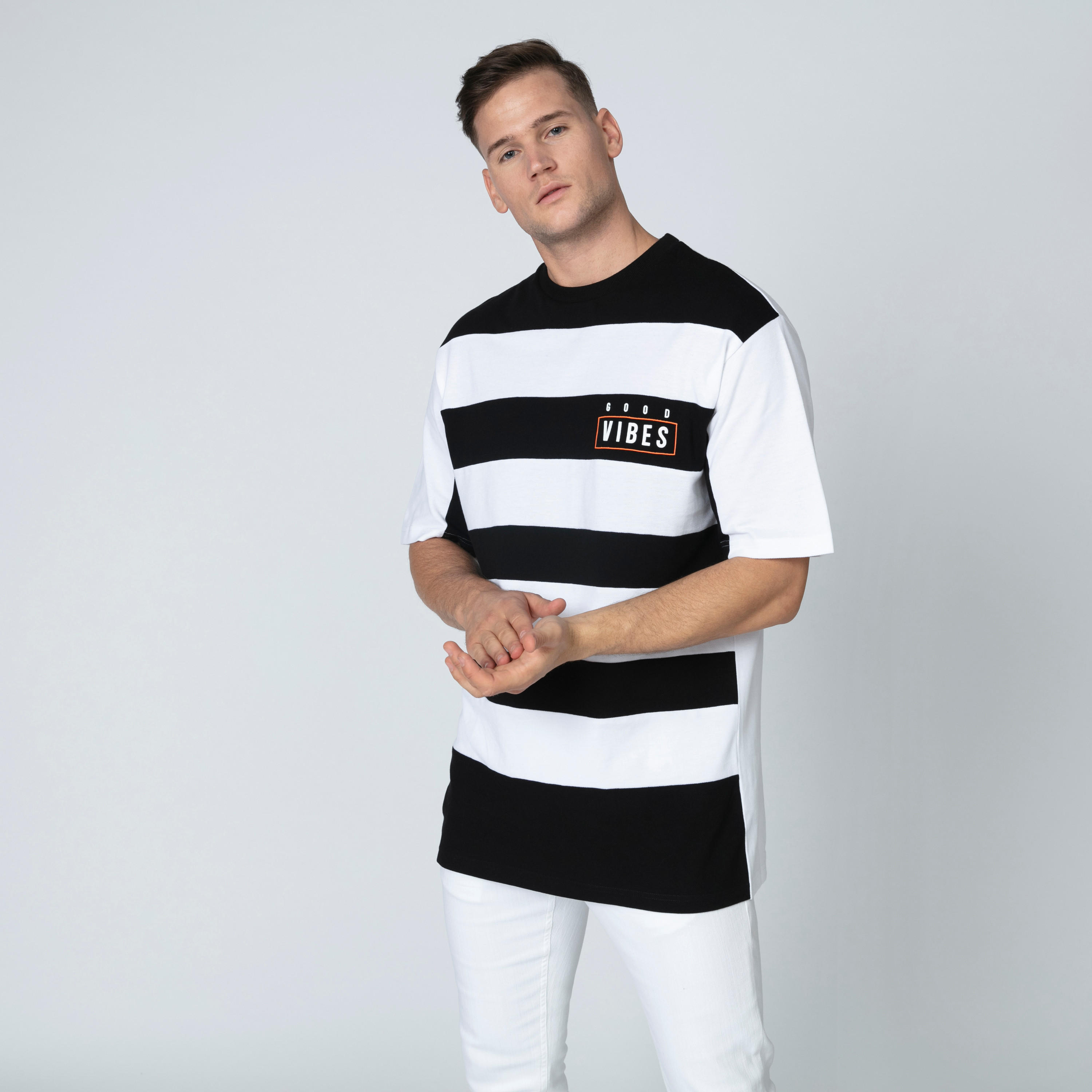 تيشيرت مقلّم بياقة مستديرة وأكمام قصيرة-men-clothing-tshirtsandpolos-tshirts-image-1