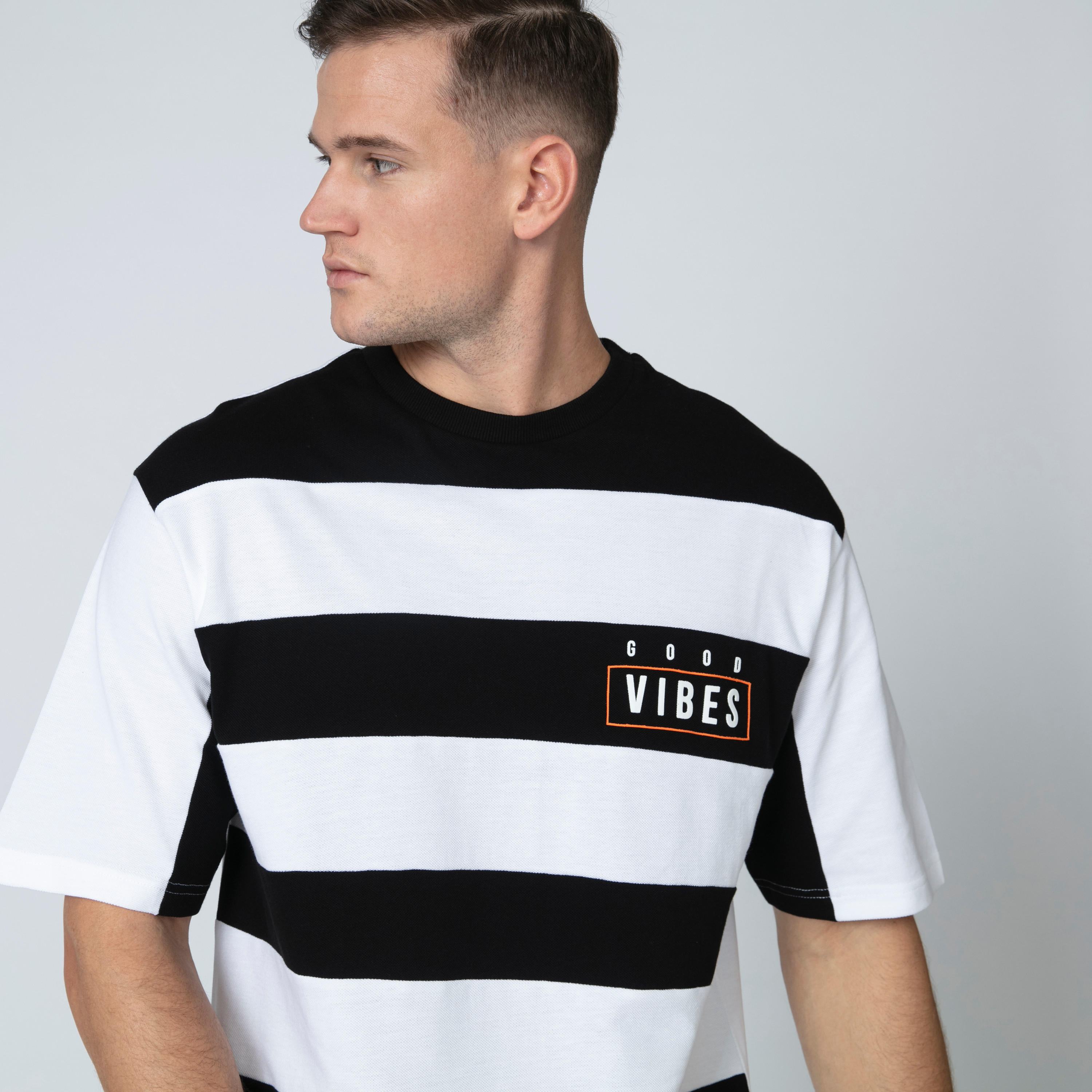 تيشيرت مقلّم بياقة مستديرة وأكمام قصيرة-men-clothing-tshirtsandpolos-tshirts-image-4
