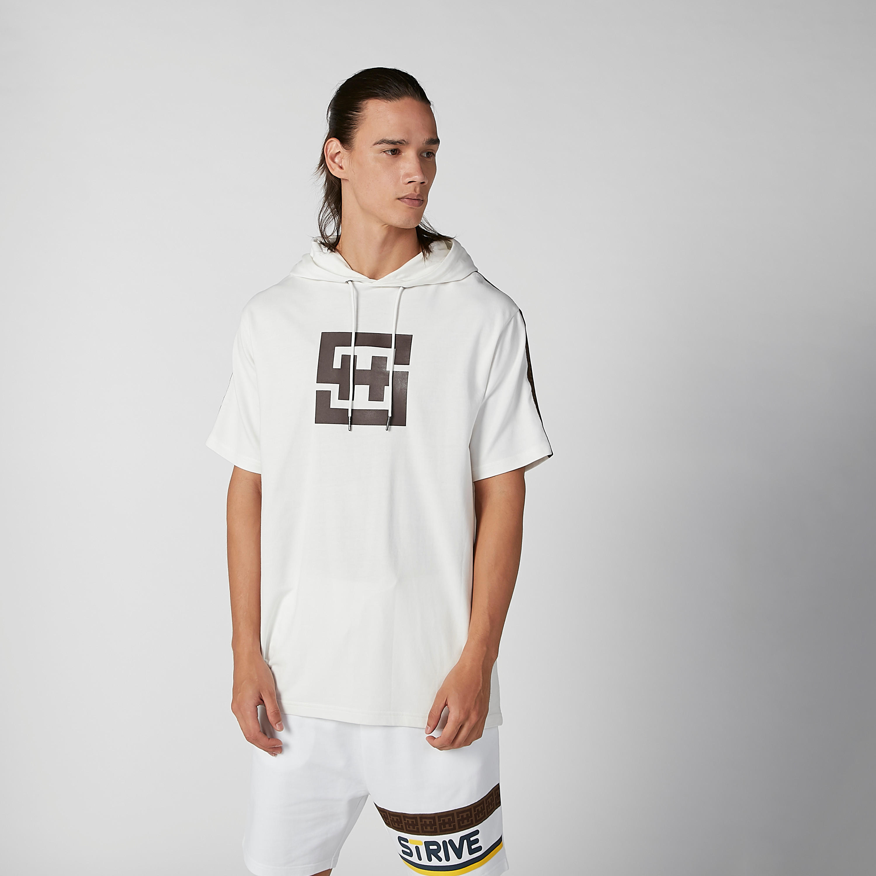تيشيرت بقبّعة وأكمام قصيرة وشريطة وطبعات-men-clothing-tshirtsandpolos-tshirts-image-1