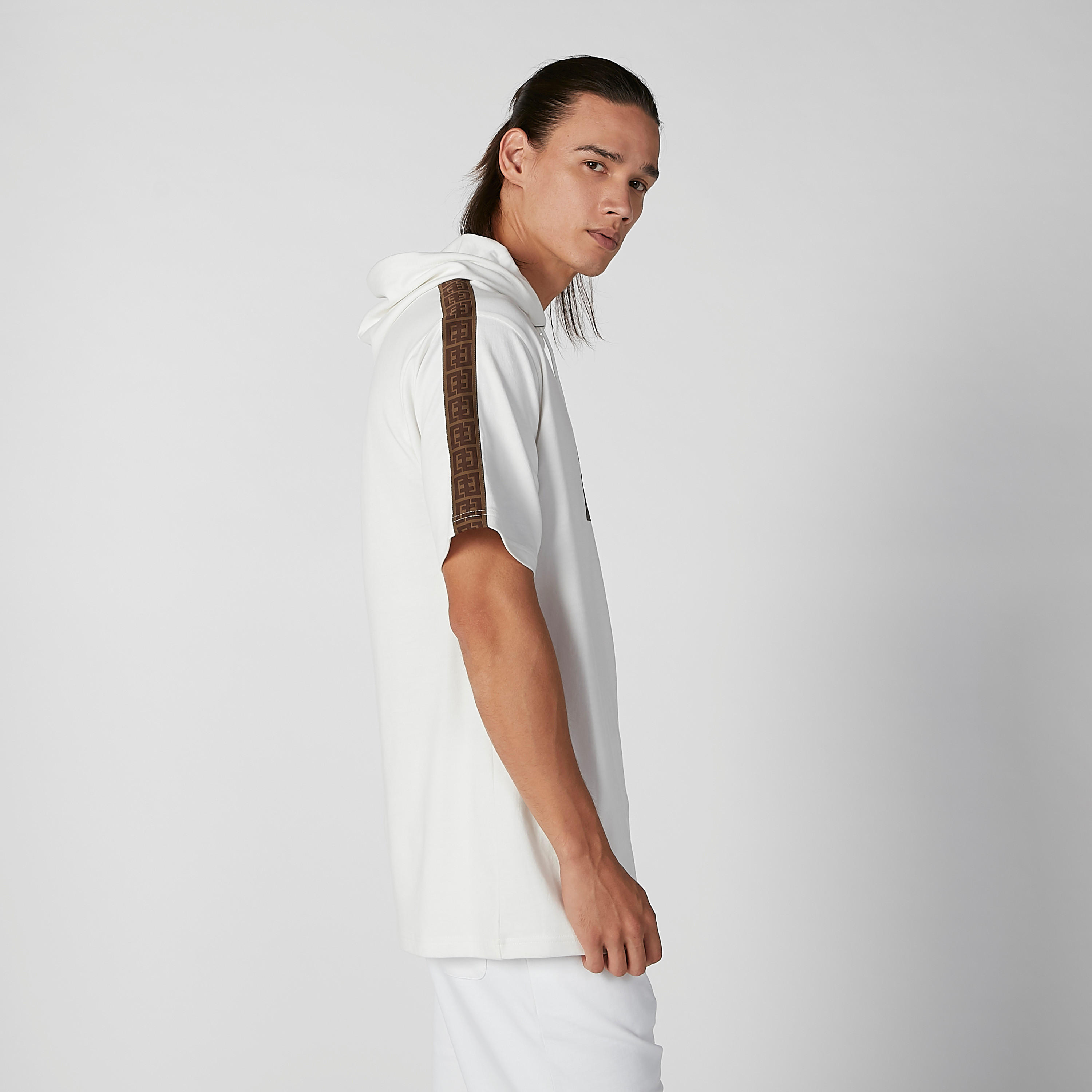 تيشيرت بقبّعة وأكمام قصيرة وشريطة وطبعات-men-clothing-tshirtsandpolos-tshirts-image-3