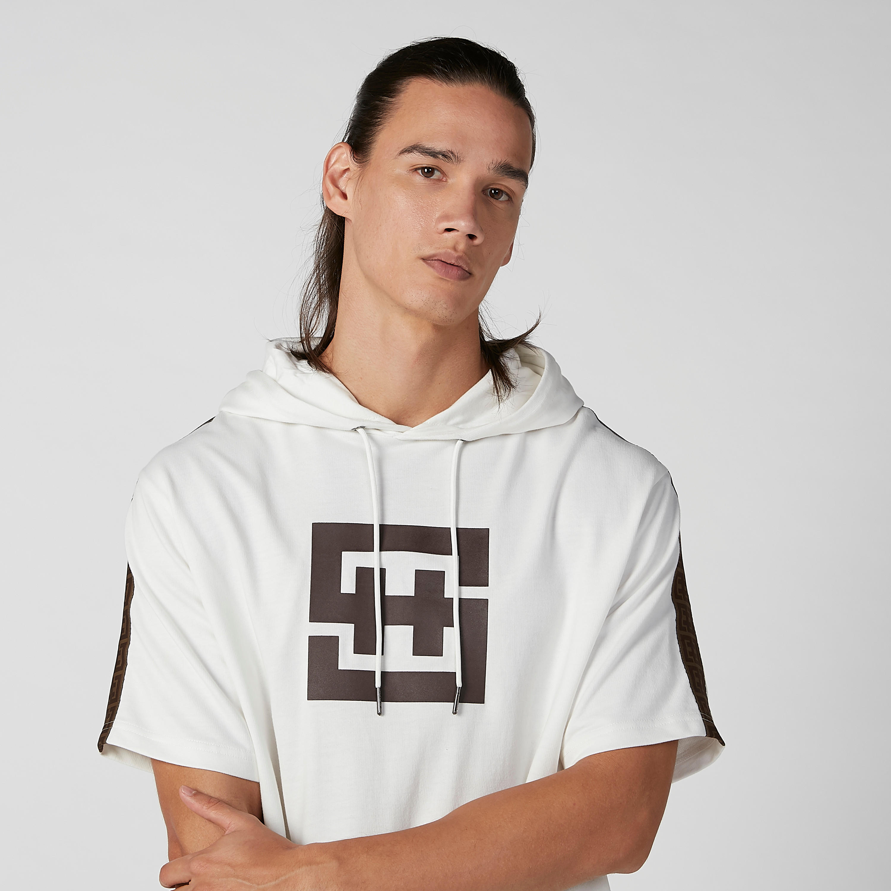 تيشيرت بقبّعة وأكمام قصيرة وشريطة وطبعات-men-clothing-tshirtsandpolos-tshirts-image-5