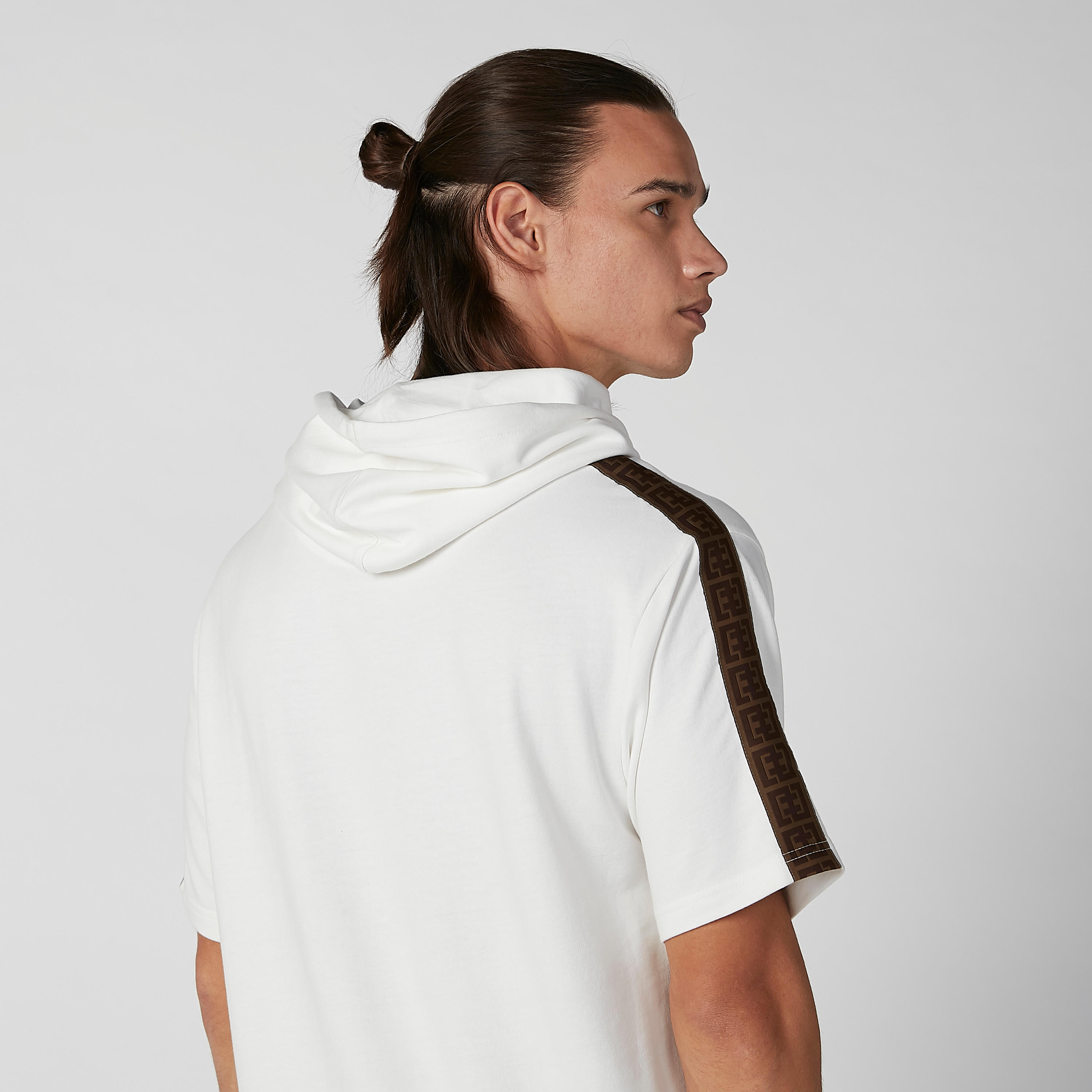 تيشيرت بقبّعة وأكمام قصيرة وشريطة وطبعات-men-clothing-tshirtsandpolos-tshirts-image-6