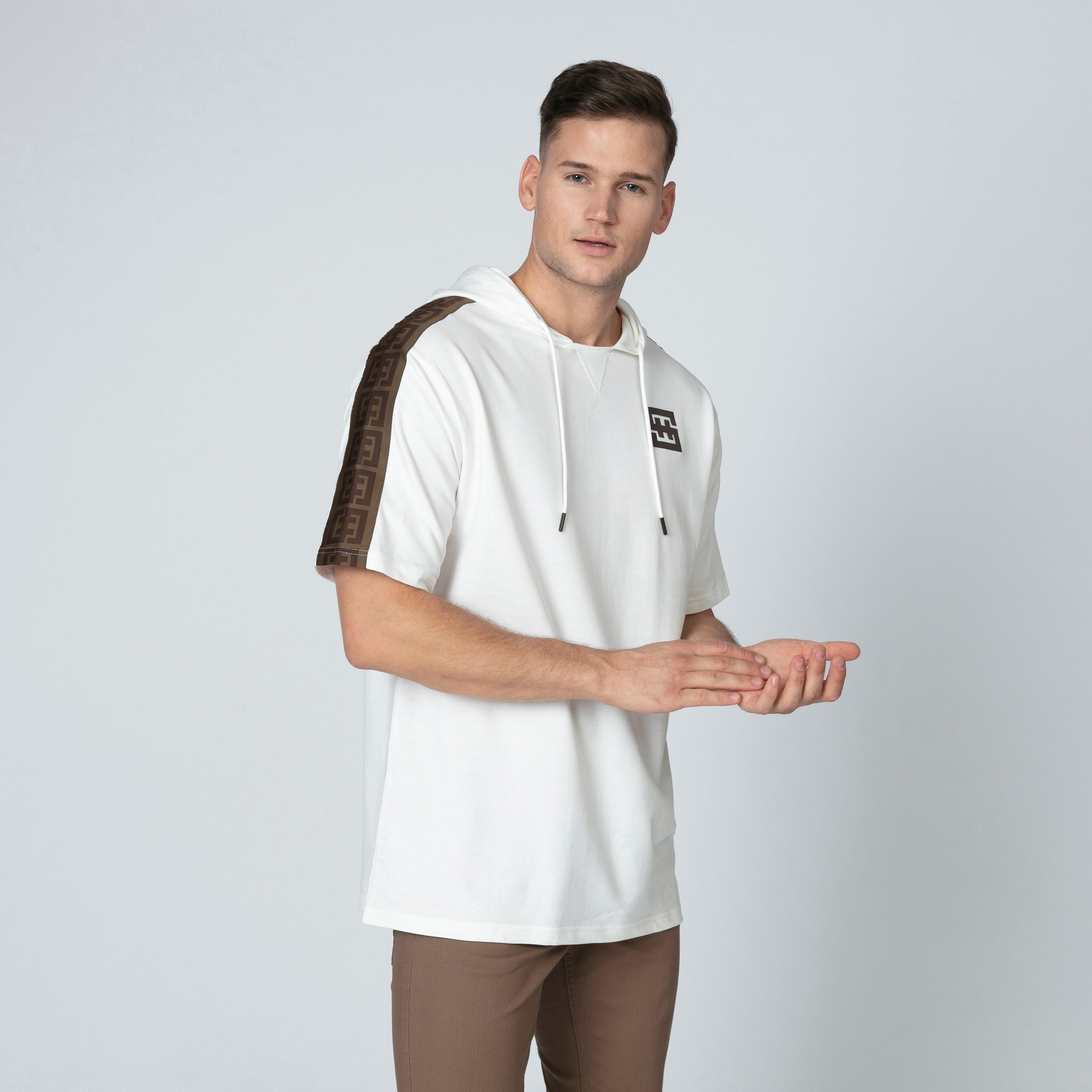 تيشيرت فضفاض بتصاميم مغايرة وقبّعة-men-clothing-tshirtsandpolos-tshirts-image-2