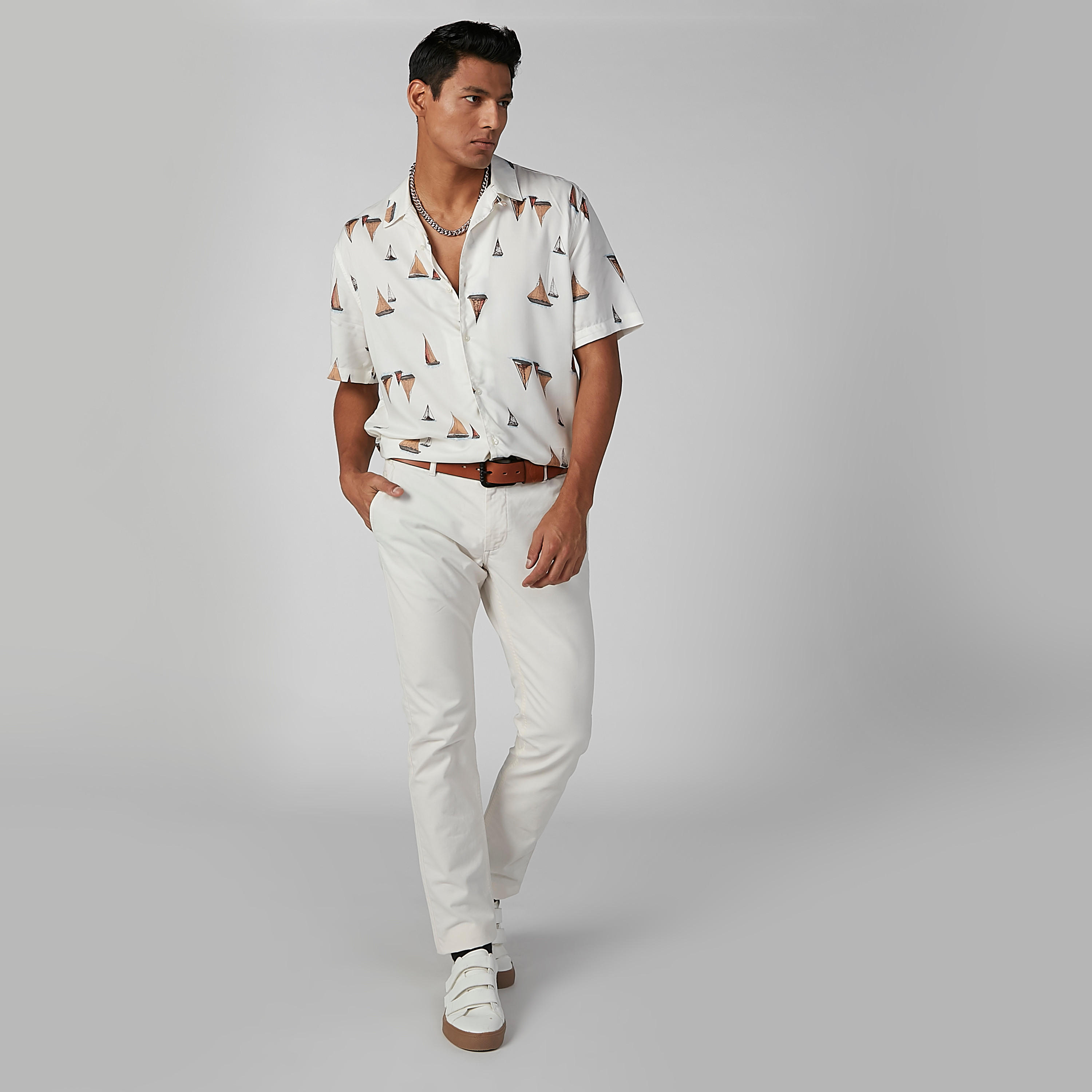 قميص بأكمام قصيرة وأزرار وطبعات-men-clothing-shirts-image-4