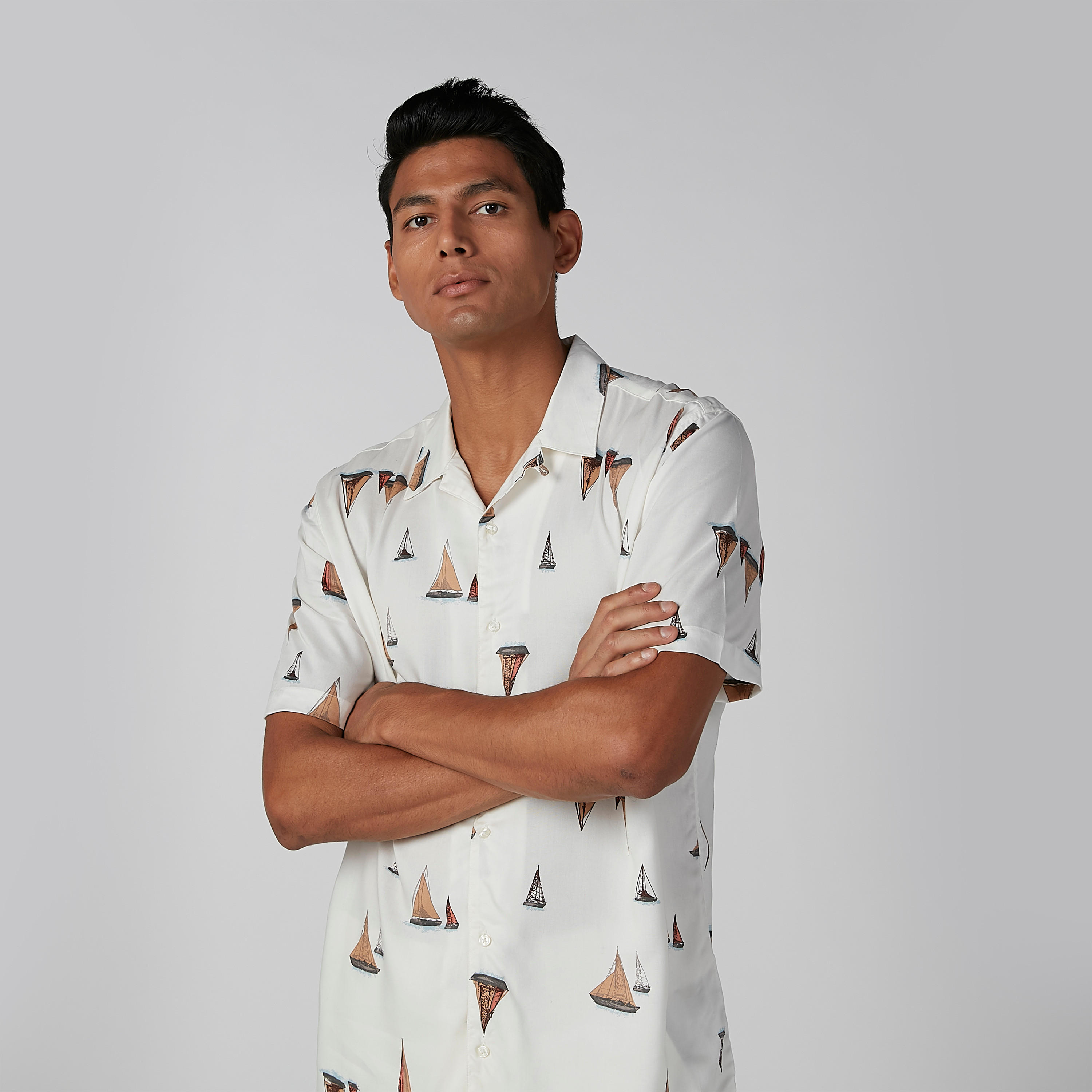 قميص بأكمام قصيرة وأزرار وطبعات-men-clothing-shirts-image-3