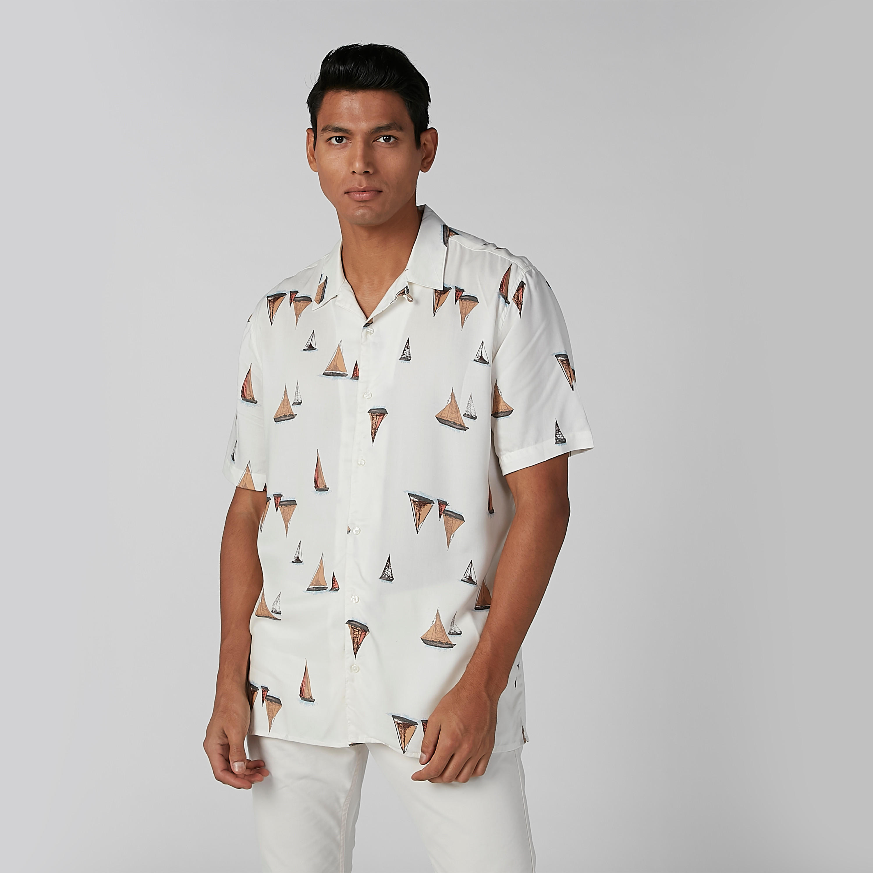 قميص بأكمام قصيرة وأزرار وطبعات-men-clothing-shirts-image-2