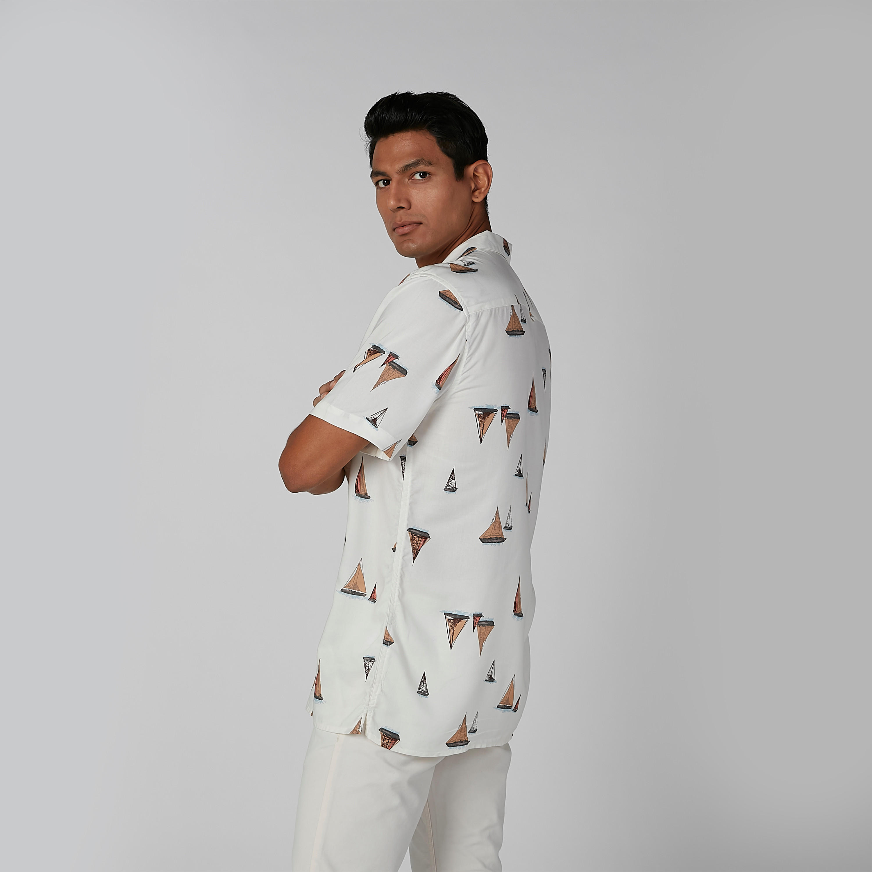 قميص بأكمام قصيرة وأزرار وطبعات-men-clothing-shirts-image-1