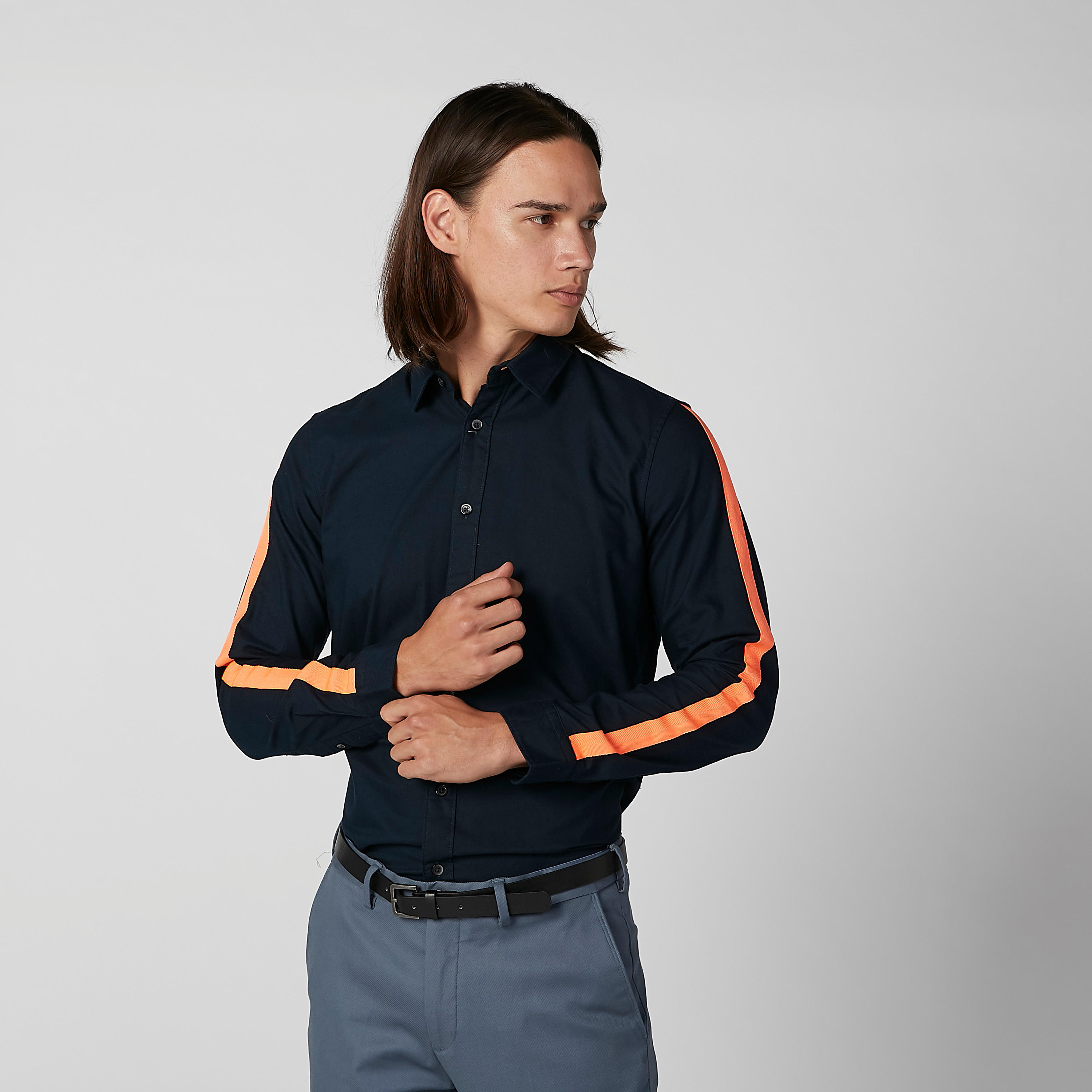 قميص سادة بأكمام مقلّمة متباينة-men-clothing-shirts-image-4