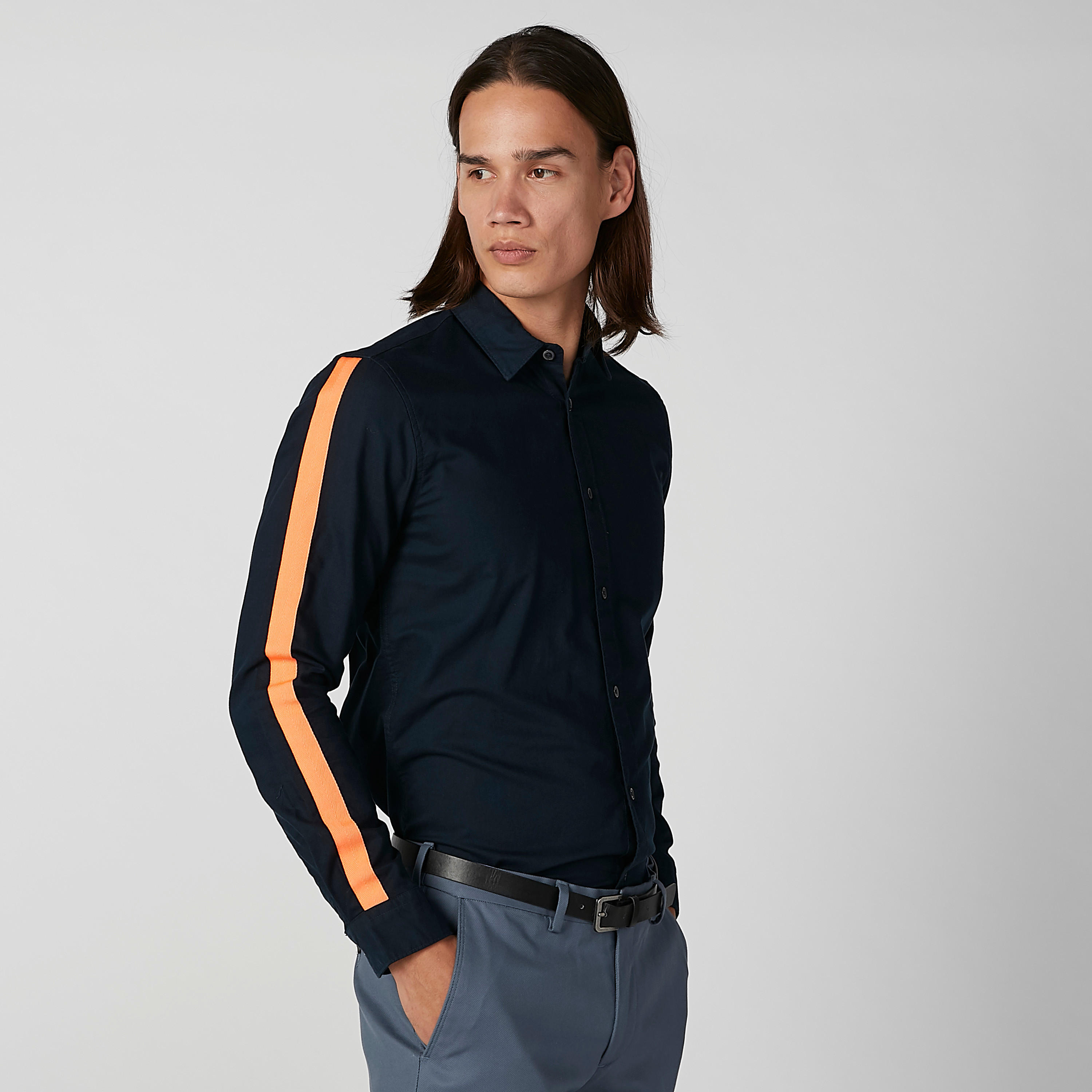 قميص سادة بأكمام مقلّمة متباينة-men-clothing-shirts-image-3