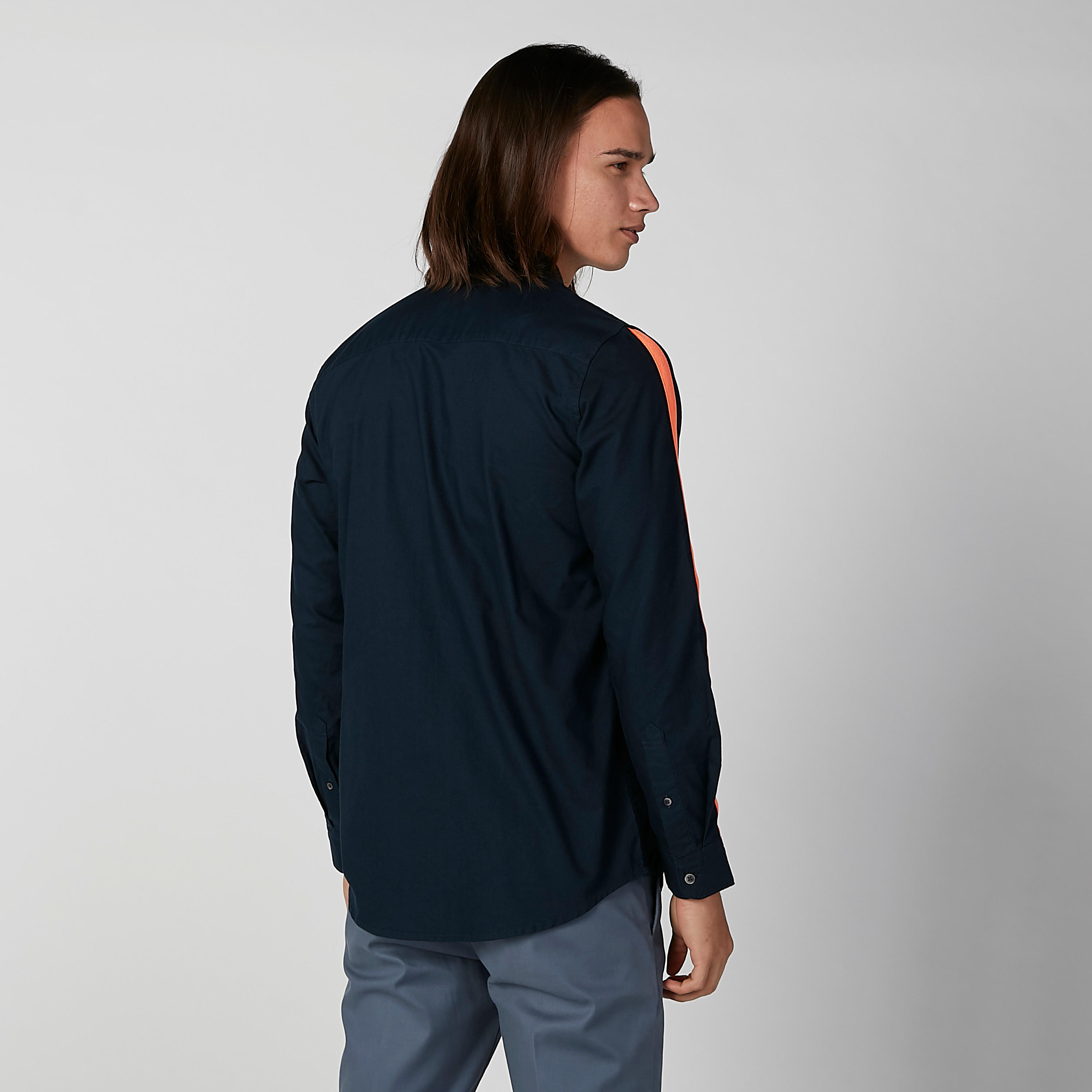 قميص سادة بأكمام مقلّمة متباينة-men-clothing-shirts-image-1
