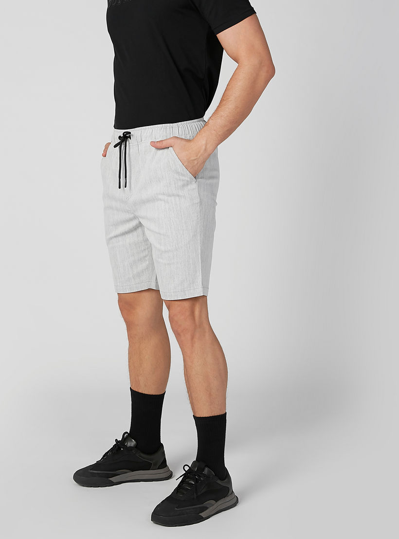شورت بارز الملمس بقصّة سليم ورباط وجيوب-men-clothing-bottoms-shorts-image-3