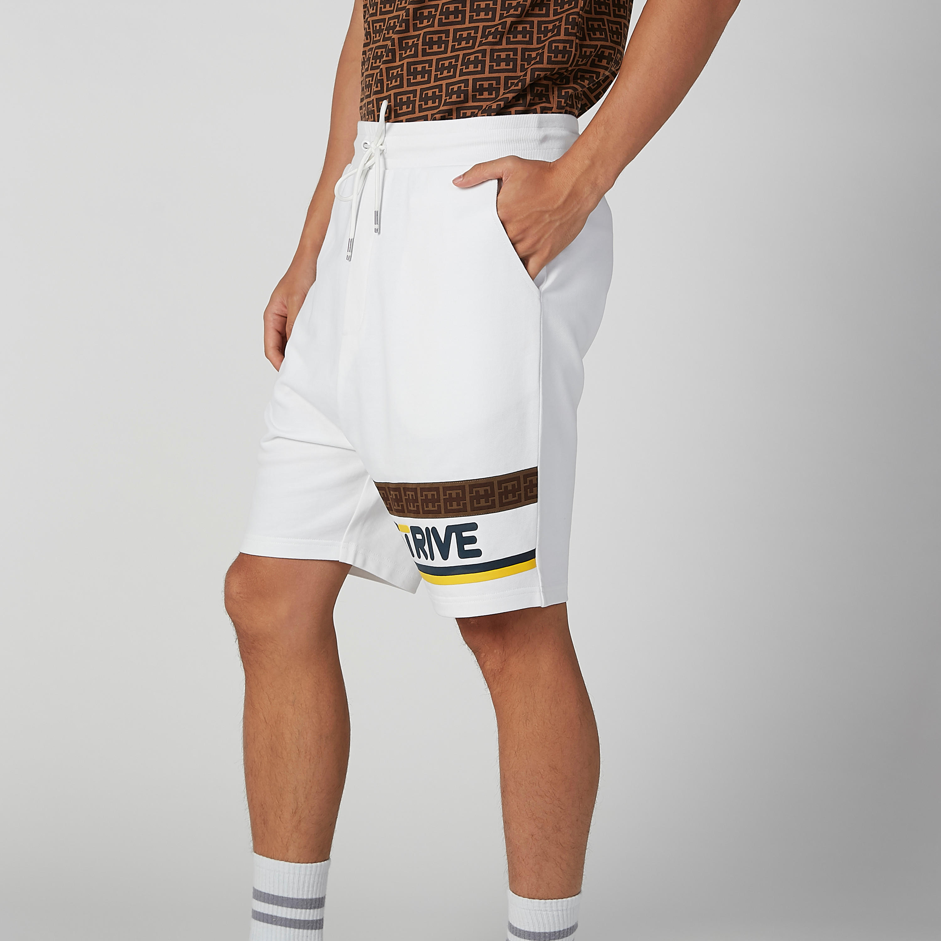 شورت برباط وجيوب وخصر مرن وطبعات-men-clothing-bottoms-shorts-image-3